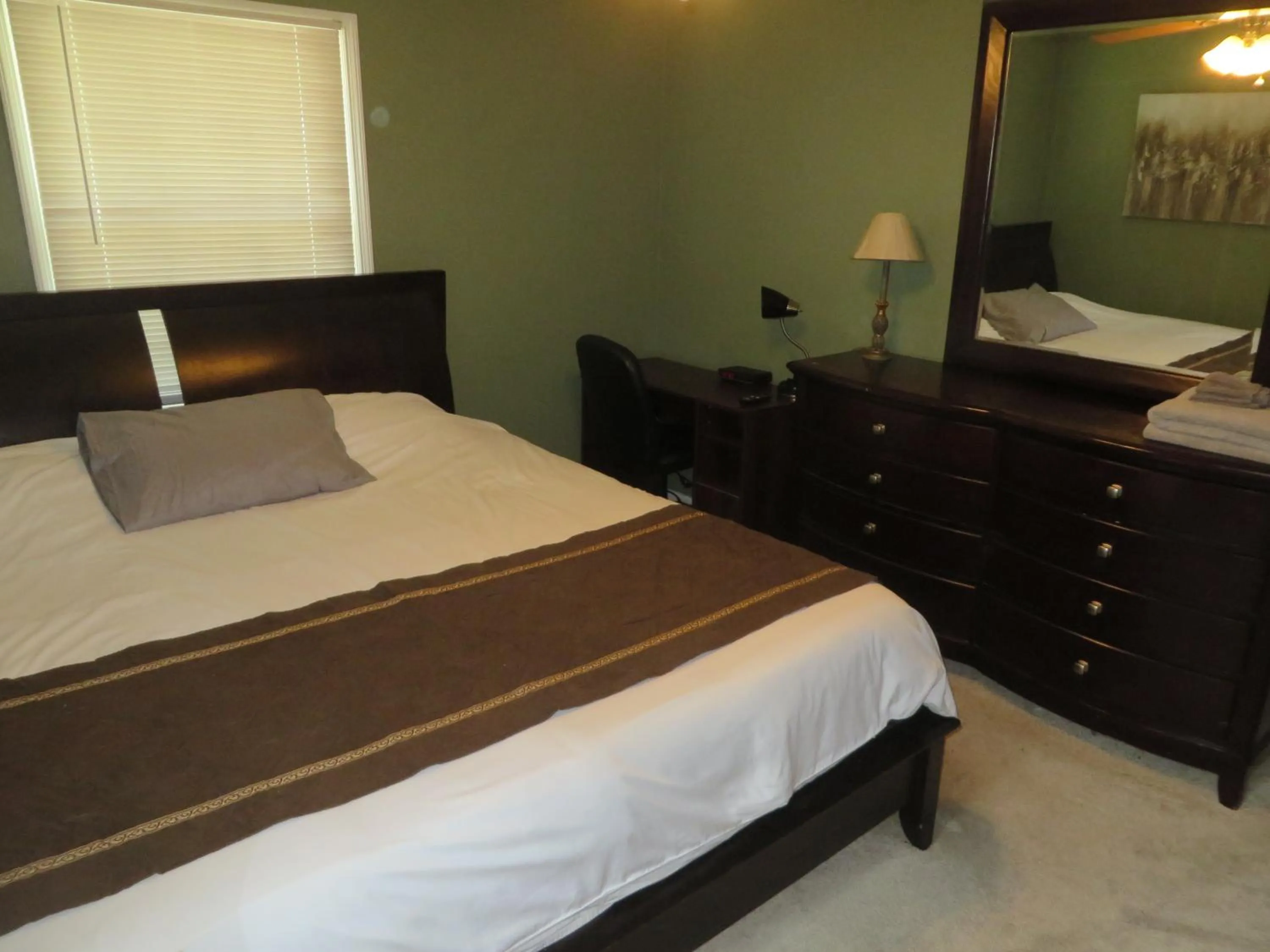 Bedroom in Atlanta Hartsfield Airport Guesthouse - Netflix Disney Amzn