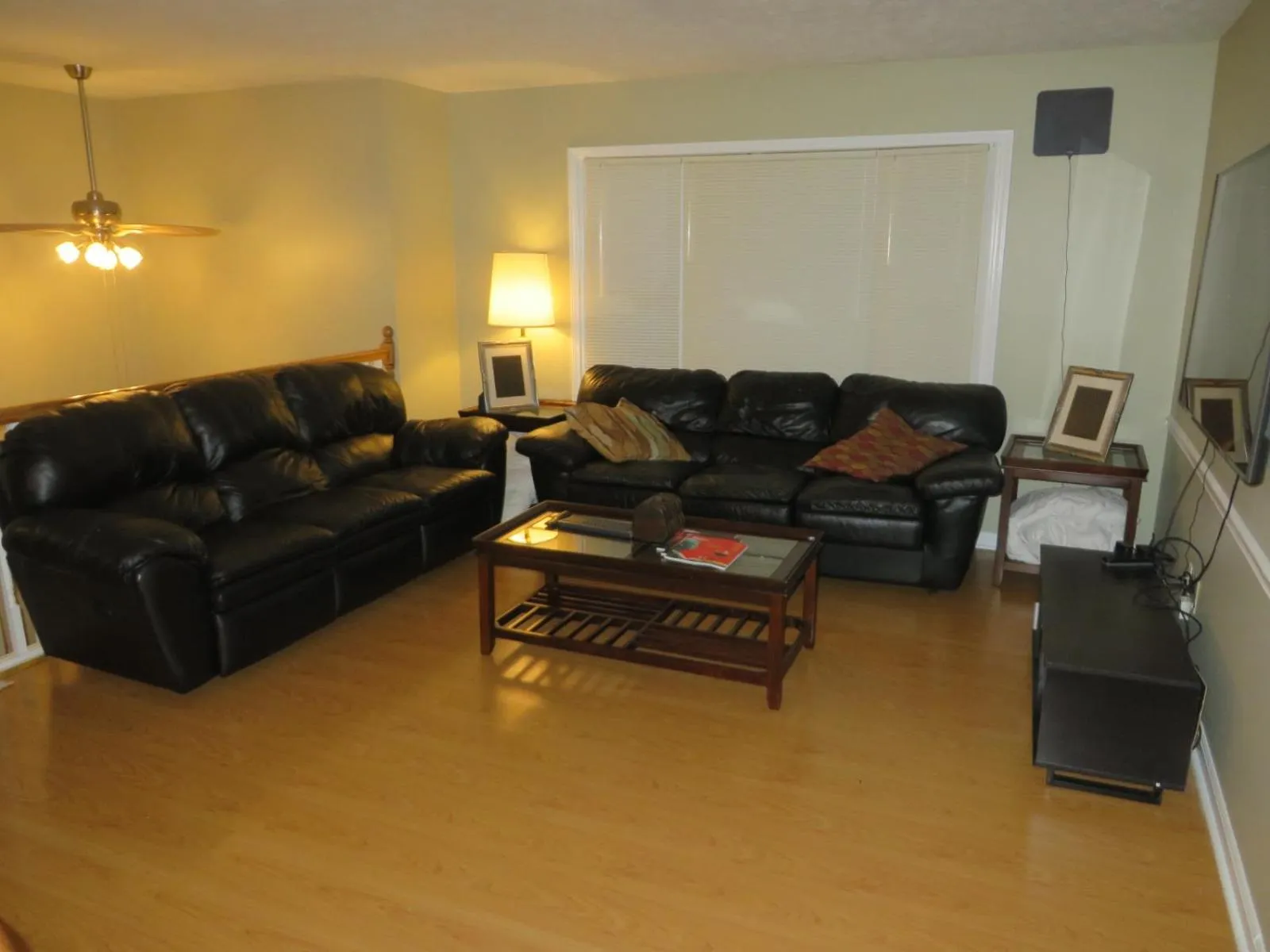 Communal lounge/ TV room in Atlanta Hartsfield Airport Guesthouse - Netflix Disney Amzn