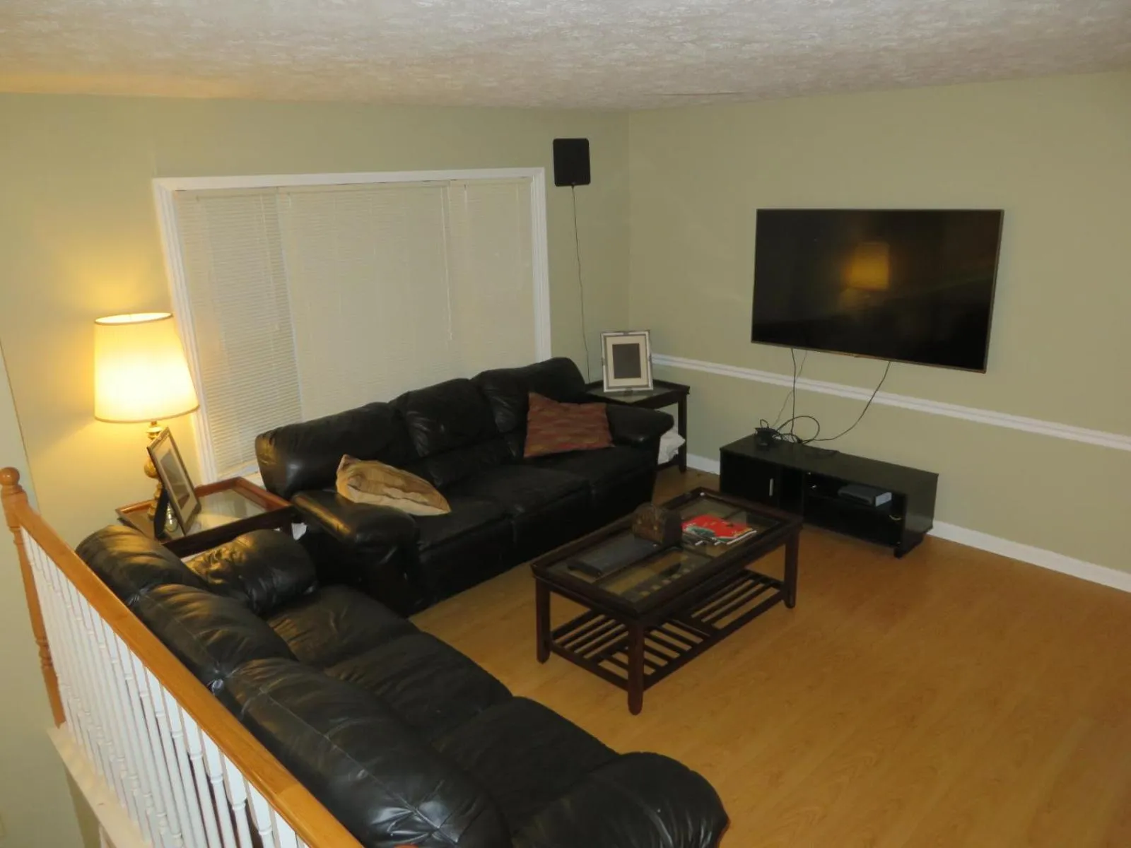Communal lounge/ TV room in Atlanta Hartsfield Airport Guesthouse - Netflix Disney Amzn
