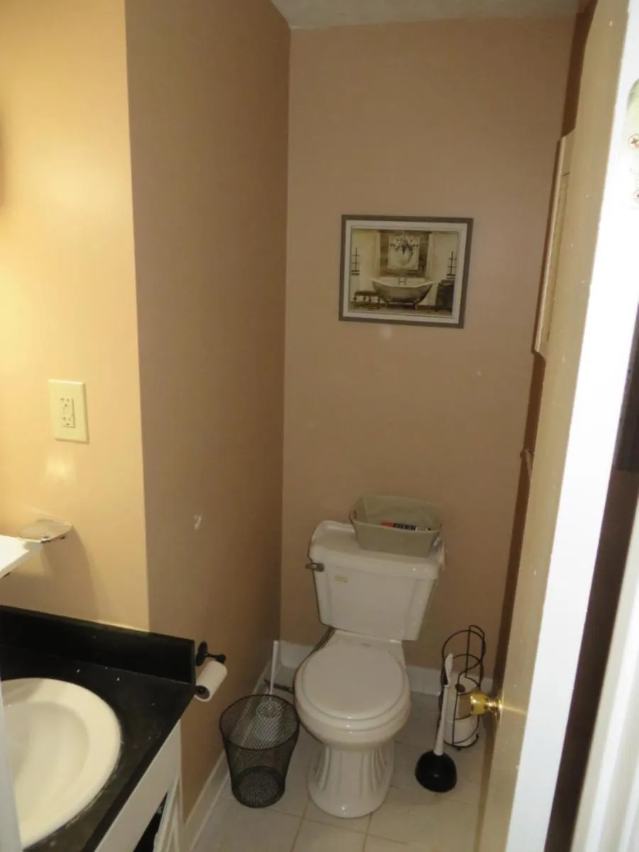 Bathroom in Atlanta Hartsfield Airport Guesthouse - Netflix Disney Amzn