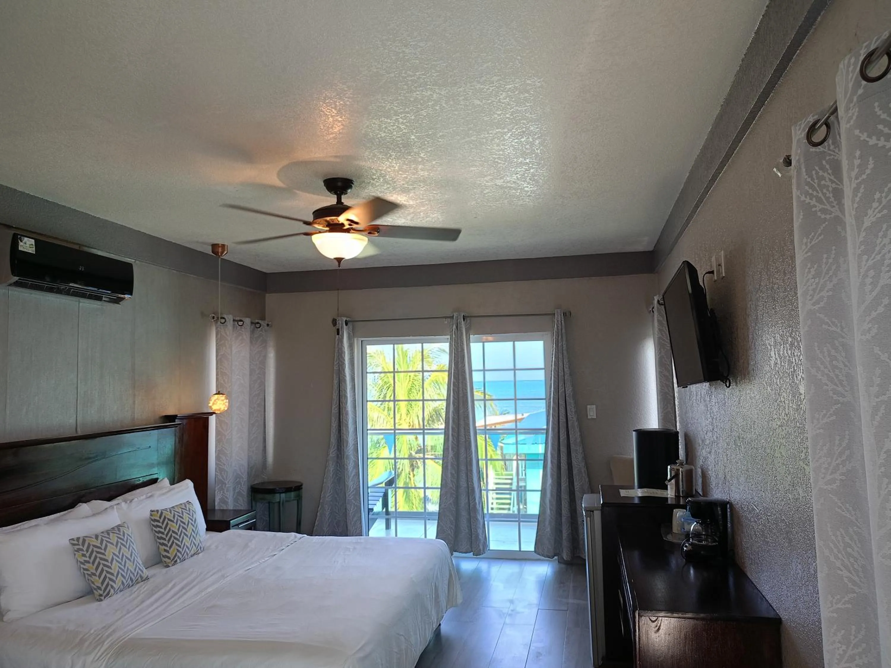Landmark view, Bed in Barefoot Caye Caulker Hotel