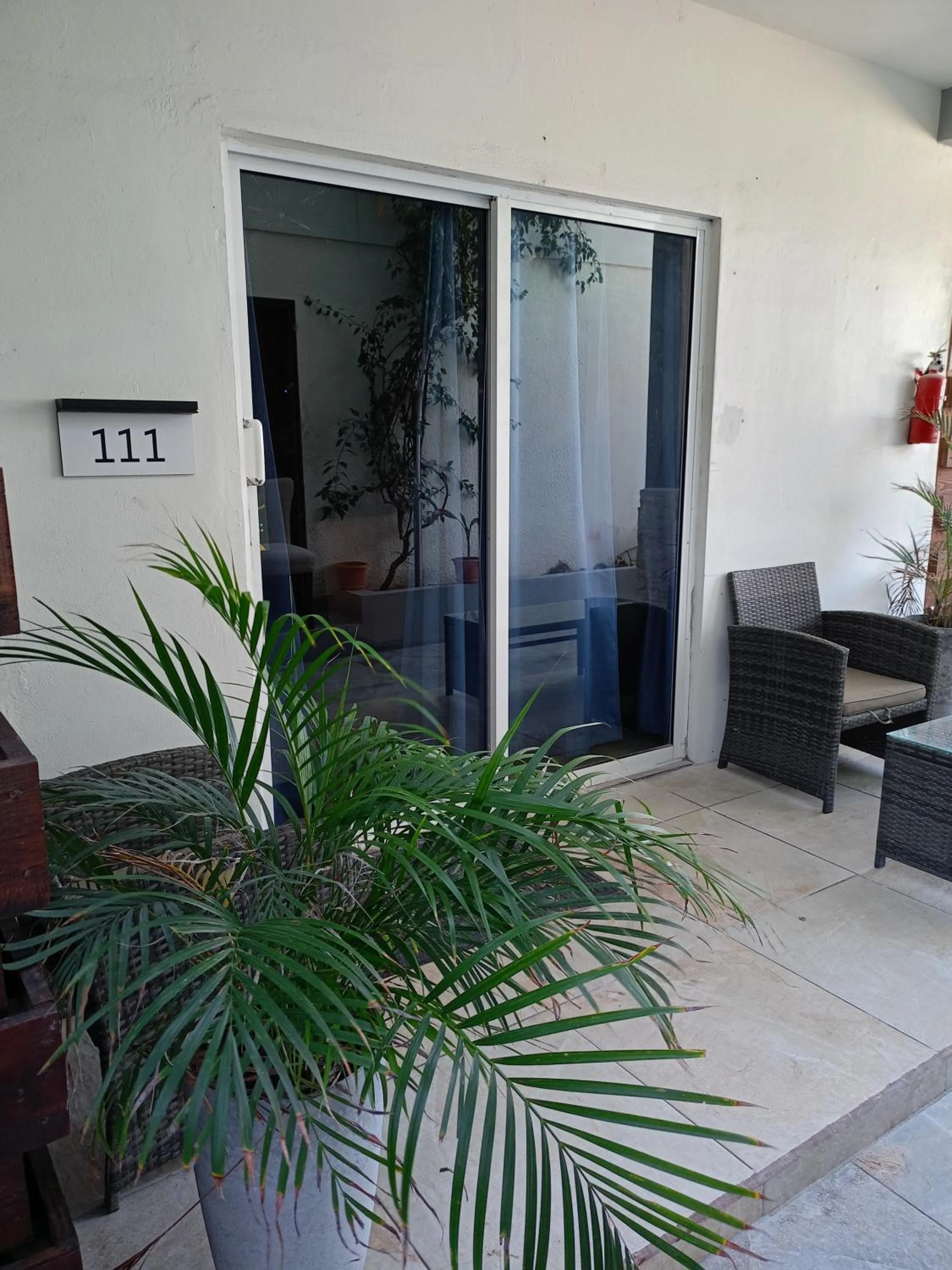 Inner courtyard view in Barefoot Caye Caulker Hotel