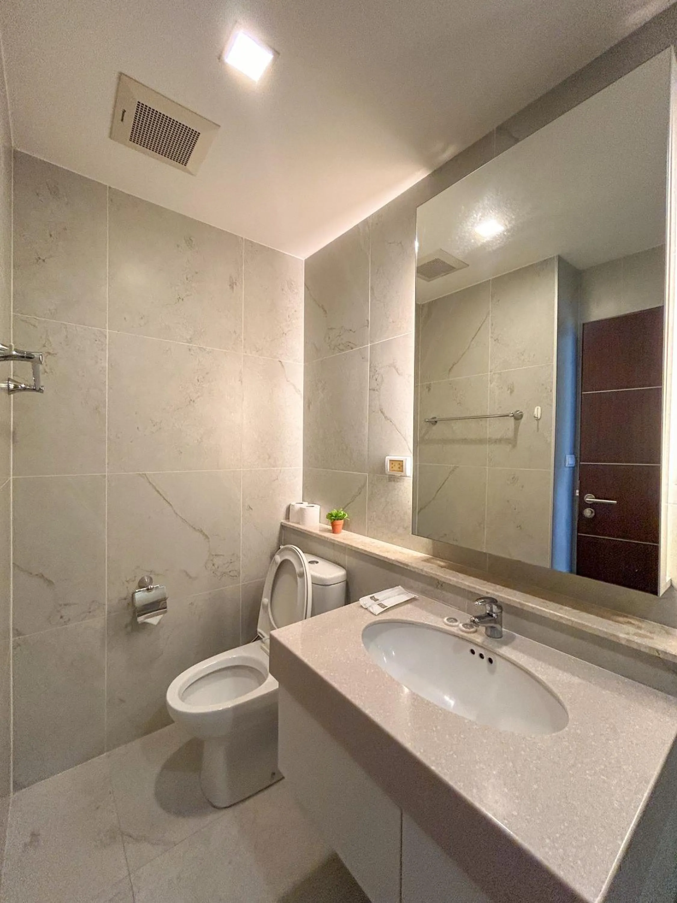 Toilet in The Astra Residence