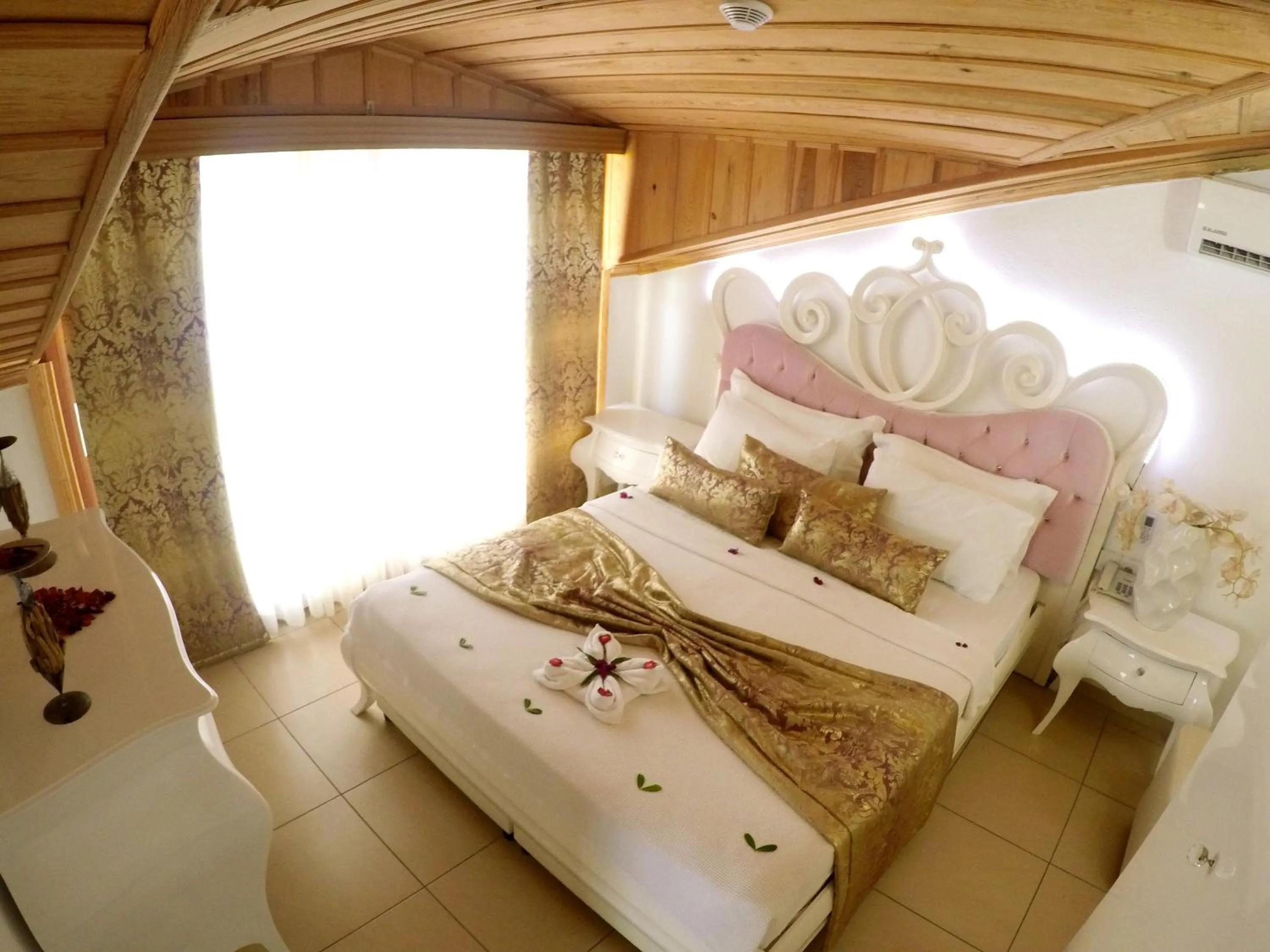 Photo of the whole room, Bed in Mervehan Residence