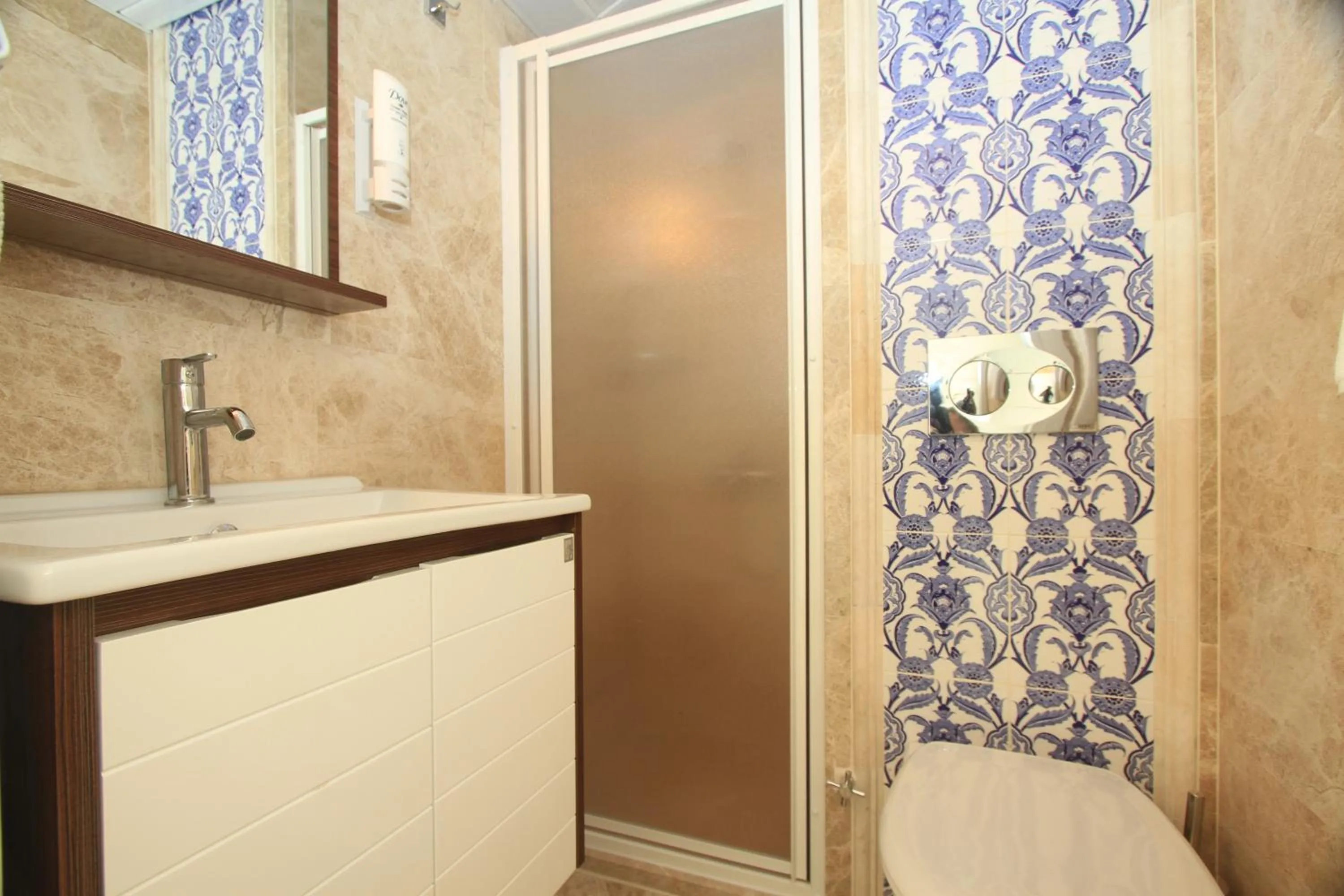 Photo of the whole room in Mervehan Residence