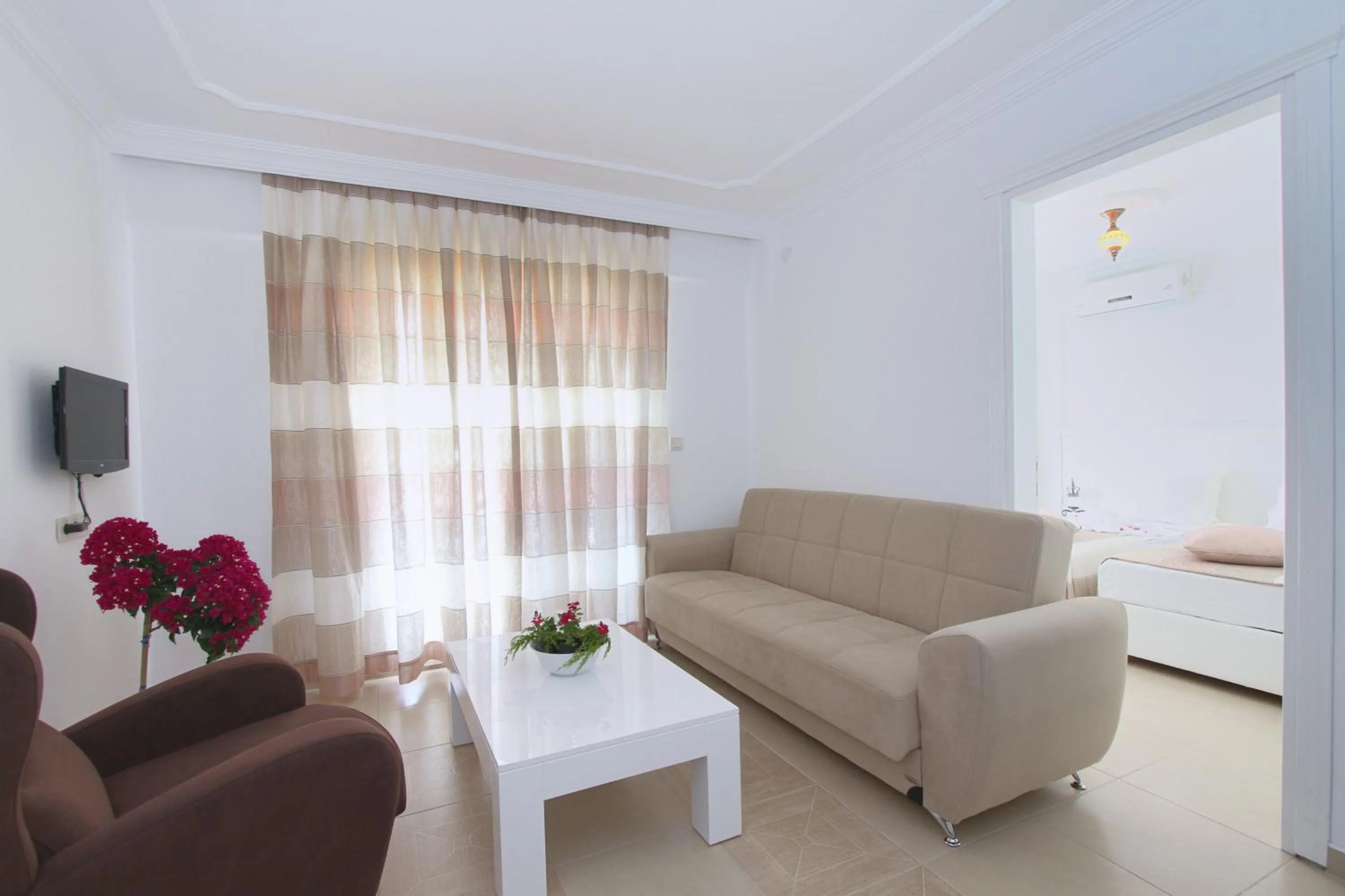 Photo of the whole room in Mervehan Residence