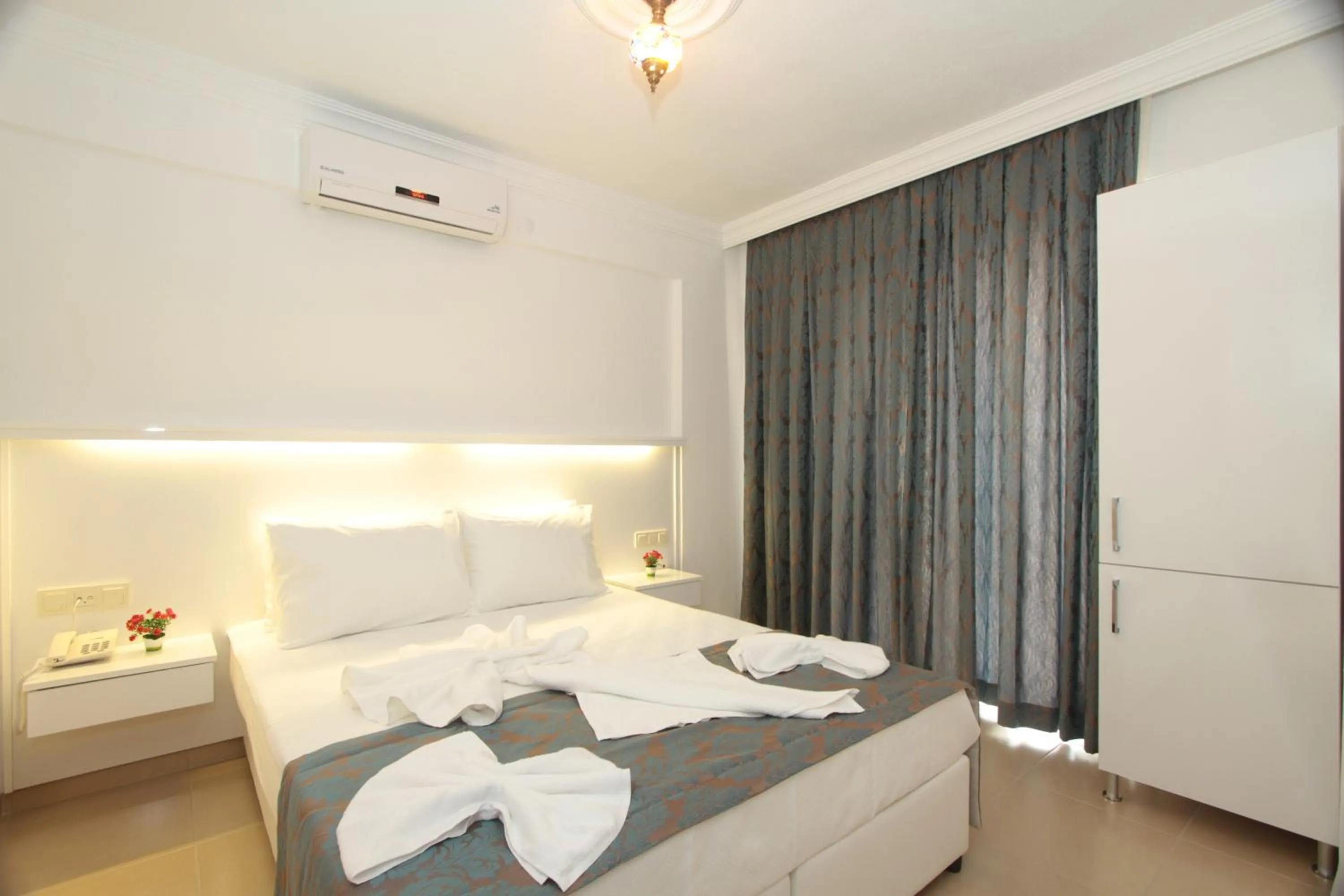 Photo of the whole room, Bed in Mervehan Residence