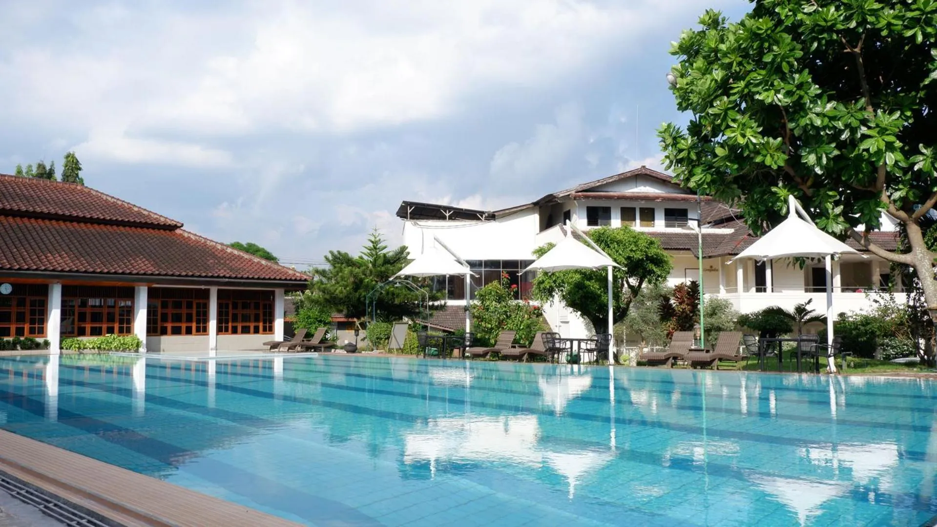Swimming pool in Front One Resort Magelang