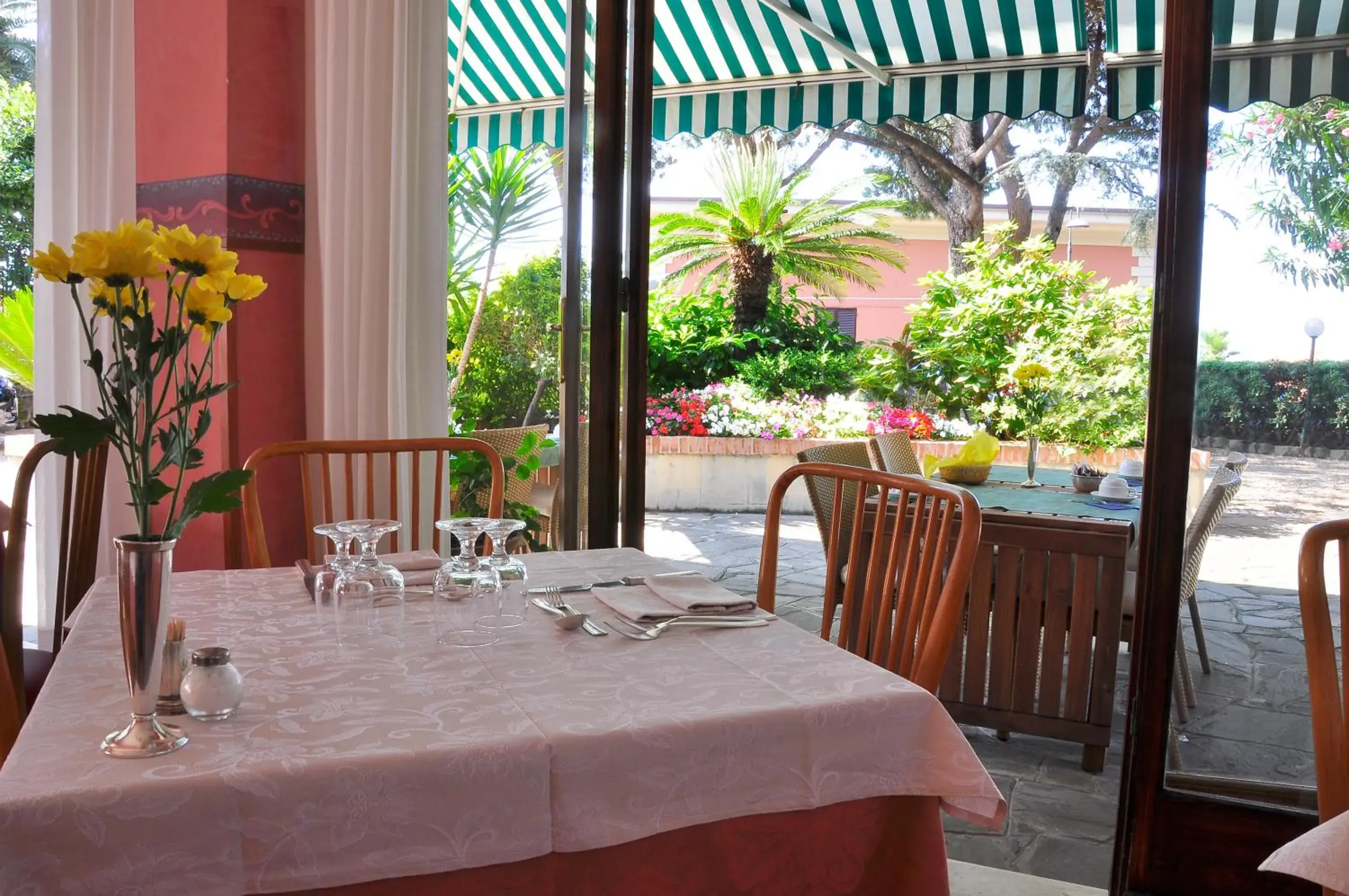 Restaurant/places to eat in Hotel Esperia Restaurant/places to eat in Hotel Esperia