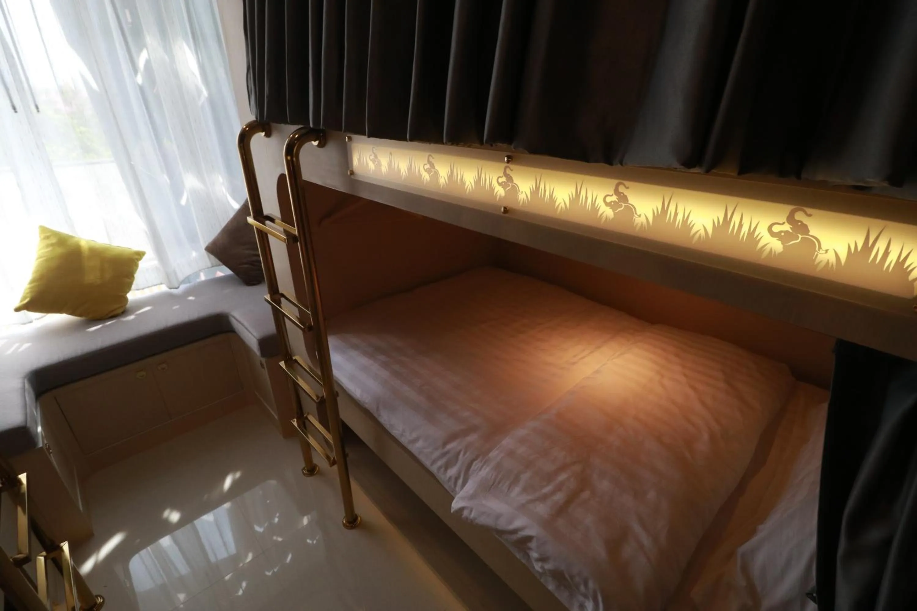 Shower, Bed in The LOL Elephant Hostel