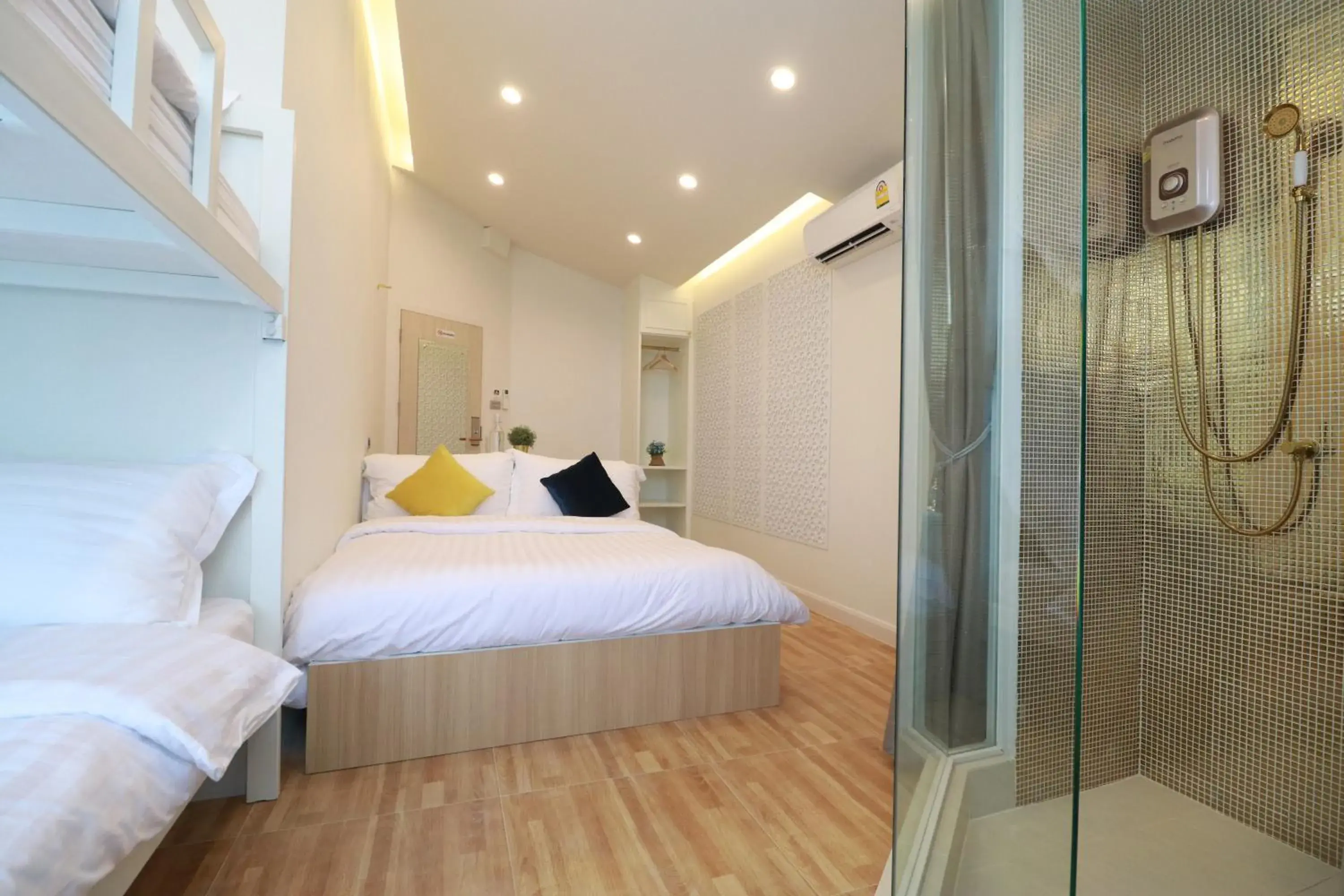 Quadruple Room with Private Bathroom in The LOL Elephant Hostel Quadruple Room with Private Bathroom in The LOL Elephant Hostel