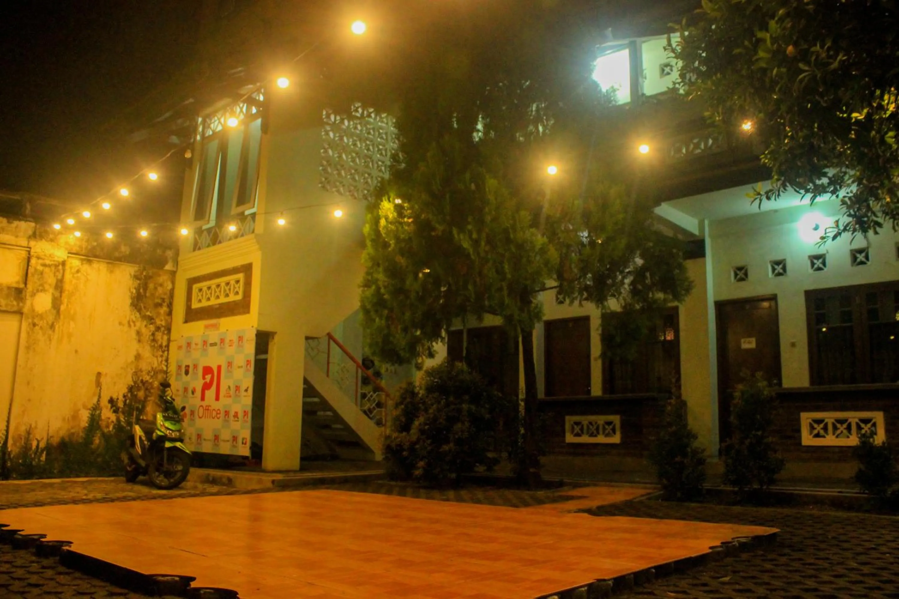 RedDoorz Plus near Taman Sari 2