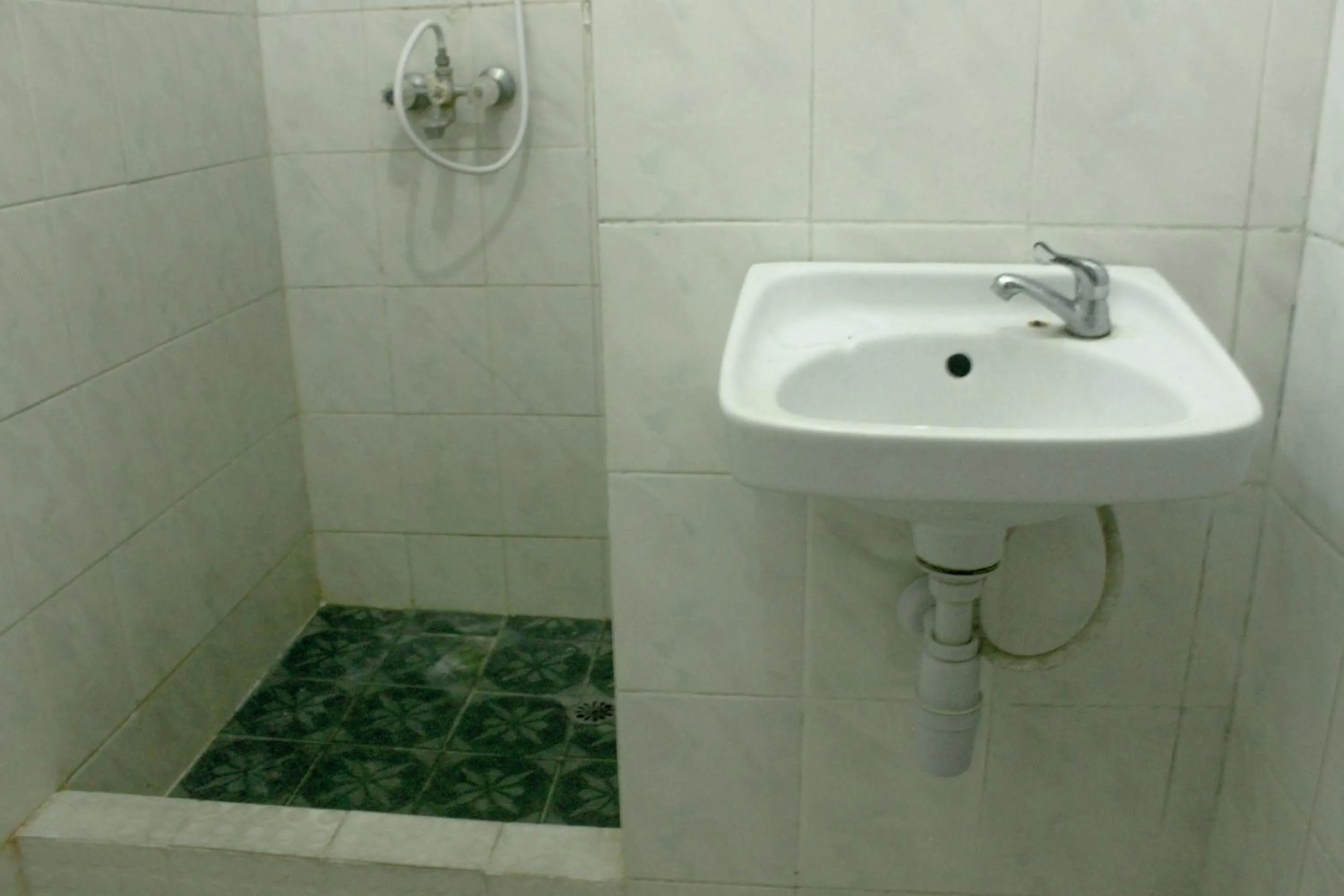 Bathroom in RedDoorz Plus near Taman Sari 2