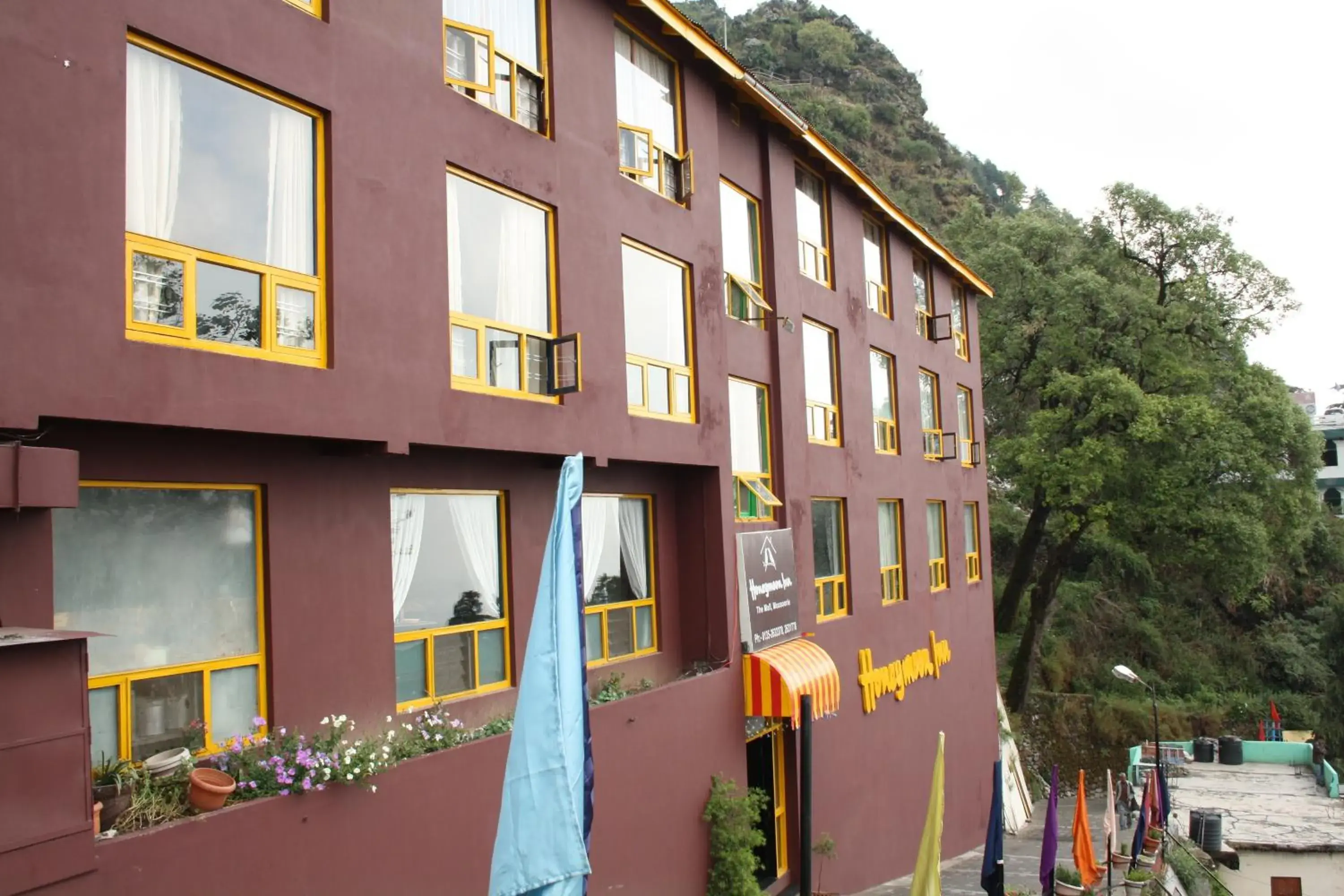 Facade/entrance in Honeymoon Inn Mussoorie Facade/entrance in Honeymoon Inn Mussoorie