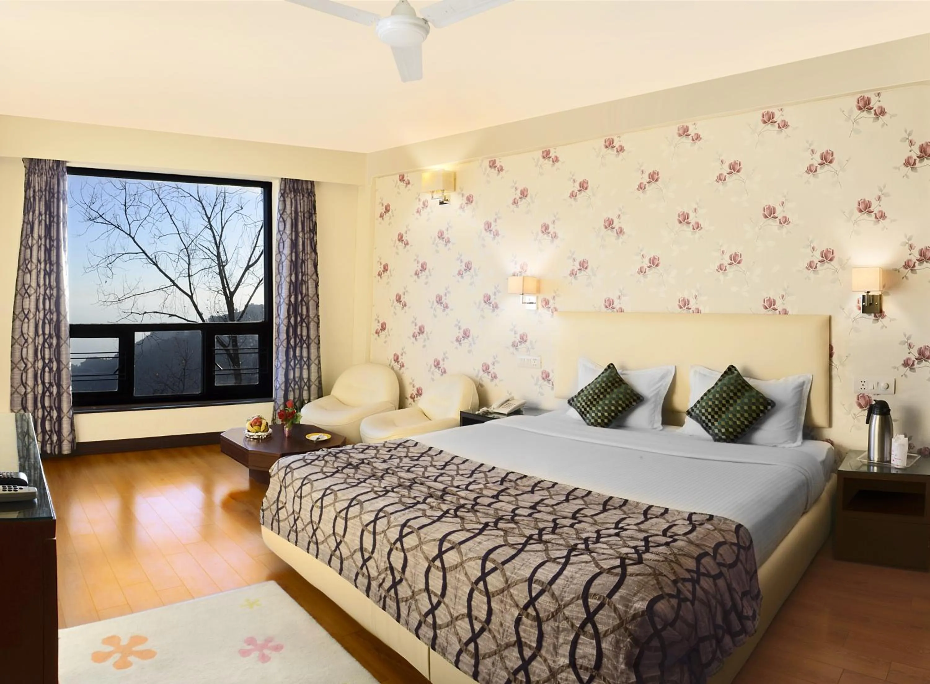 Photo of the whole room, Bed in Honeymoon Inn Mussoorie