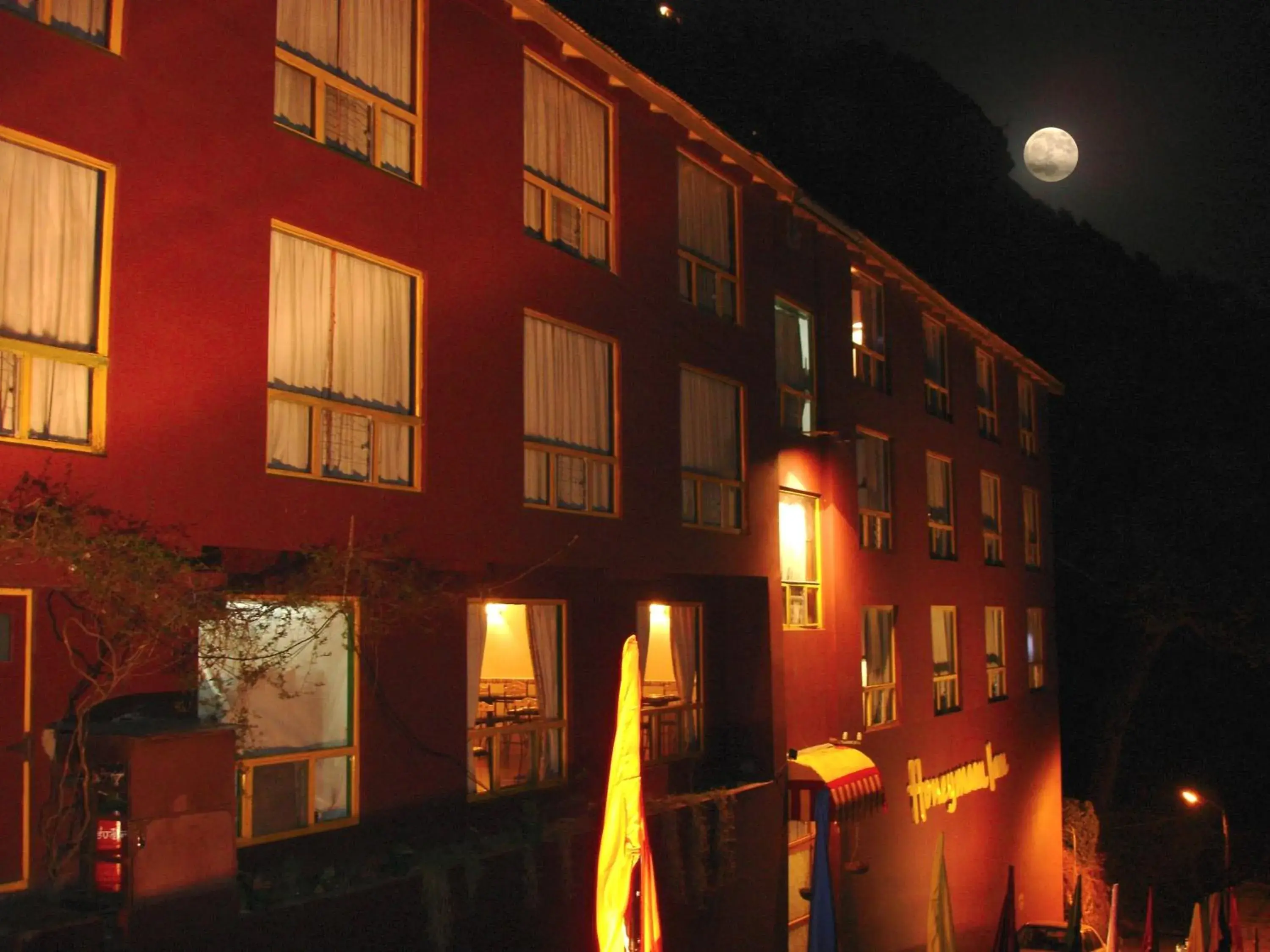 Facade/entrance in Honeymoon Inn Mussoorie Facade/entrance in Honeymoon Inn Mussoorie