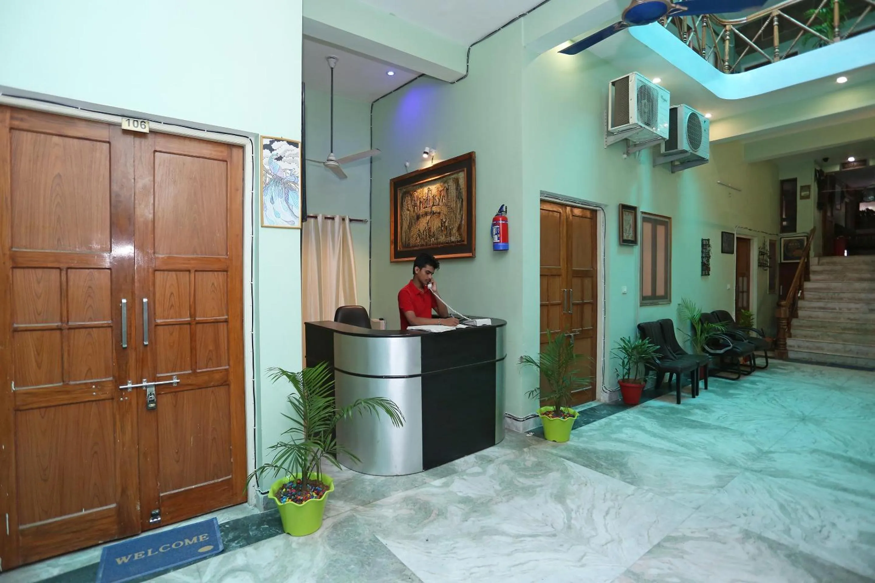 Lobby or reception in Super Collection-O Sara Grand Near Ram Manohar Lohia hospital