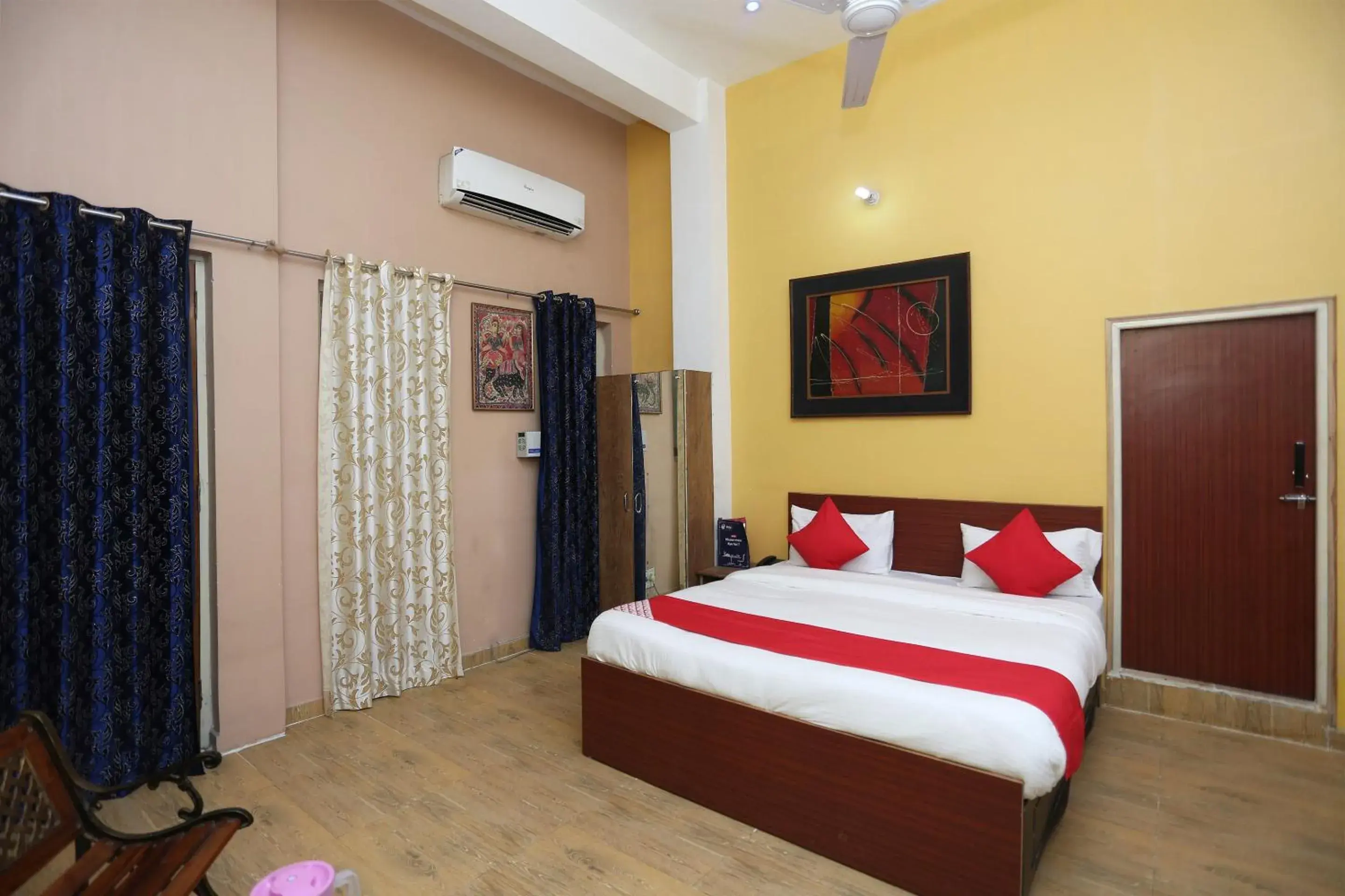 Bedroom, Bed in Collection-O Sara Grand Near Ram Manohar Lohia hospital Bedroom, Bed in Collection-O Sara Grand Near Ram Manohar Lohia hospital