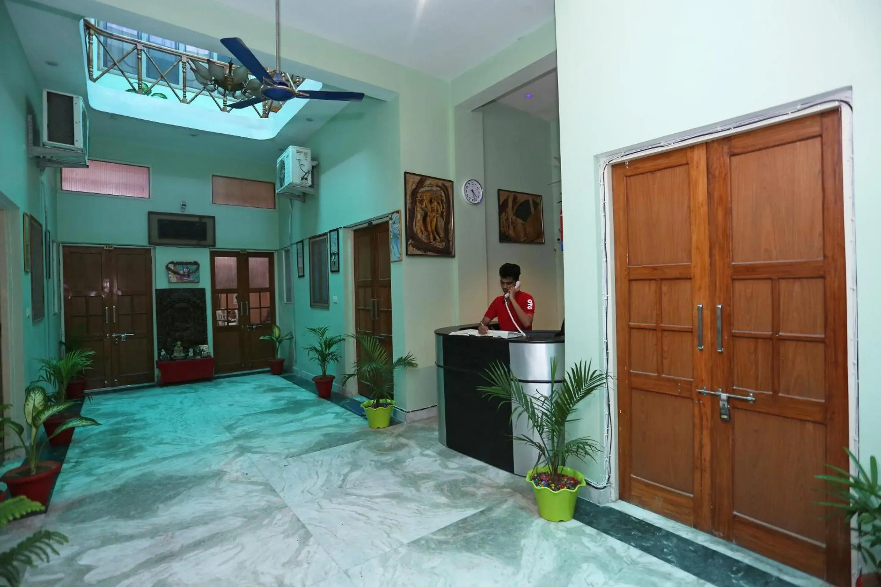 Lobby or reception in Super Collection-O Sara Grand Near Ram Manohar Lohia hospital Lobby or reception in Super Collection-O Sara Grand Near Ram Manohar Lohia hospital