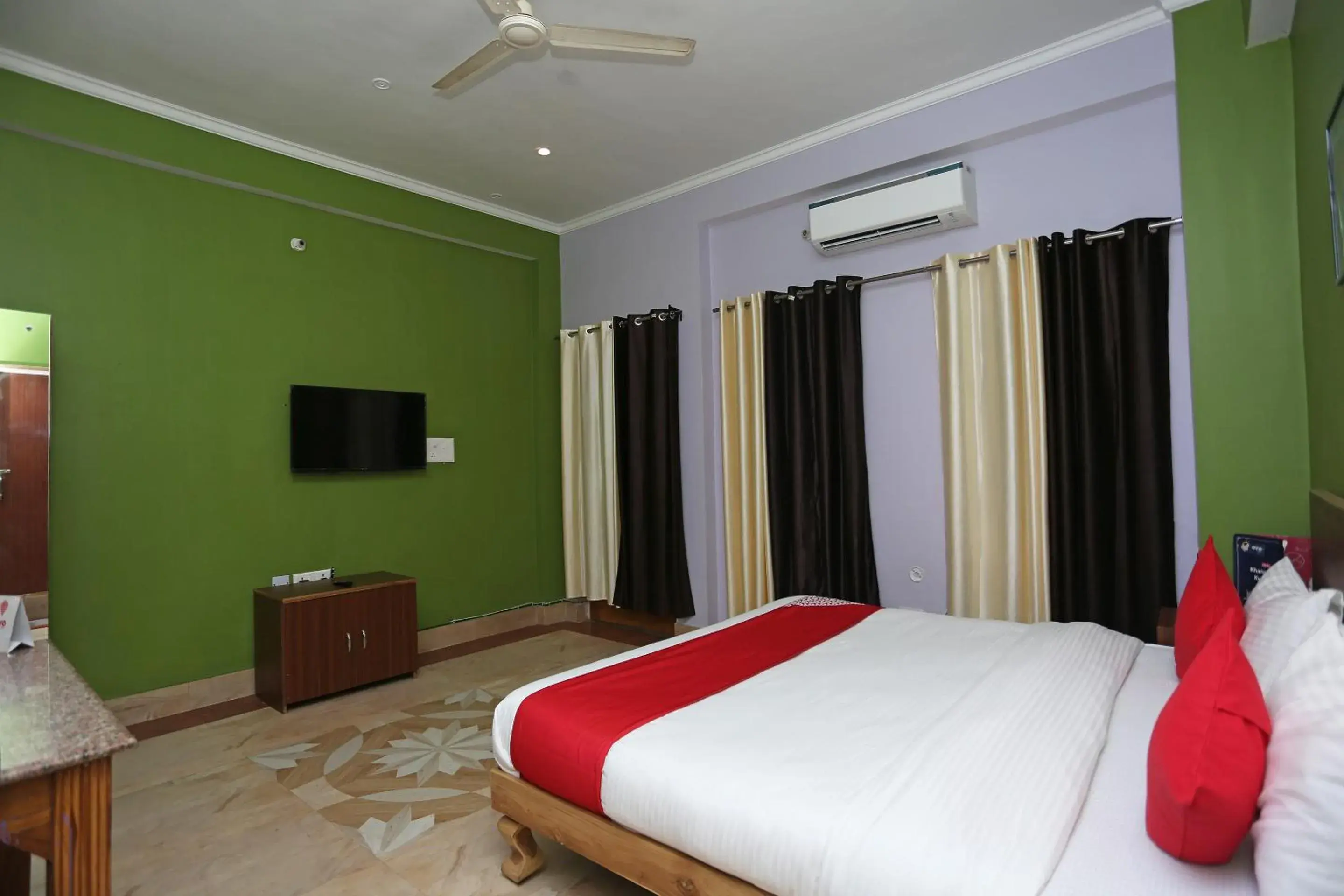 Bedroom, Bed in Collection-O Sara Grand Near Ram Manohar Lohia hospital Bedroom, Bed in Collection-O Sara Grand Near Ram Manohar Lohia hospital