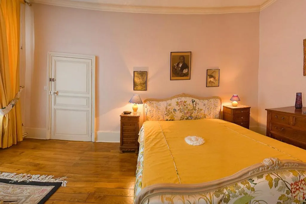 Bed in Amphore du Berry