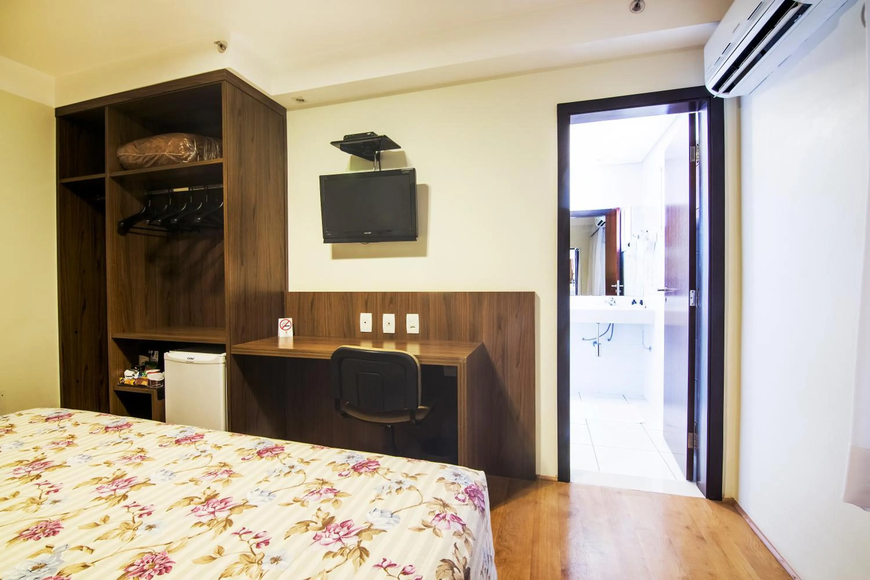 Photo of the whole room, Bed in JR Hotel Ribeirão Preto