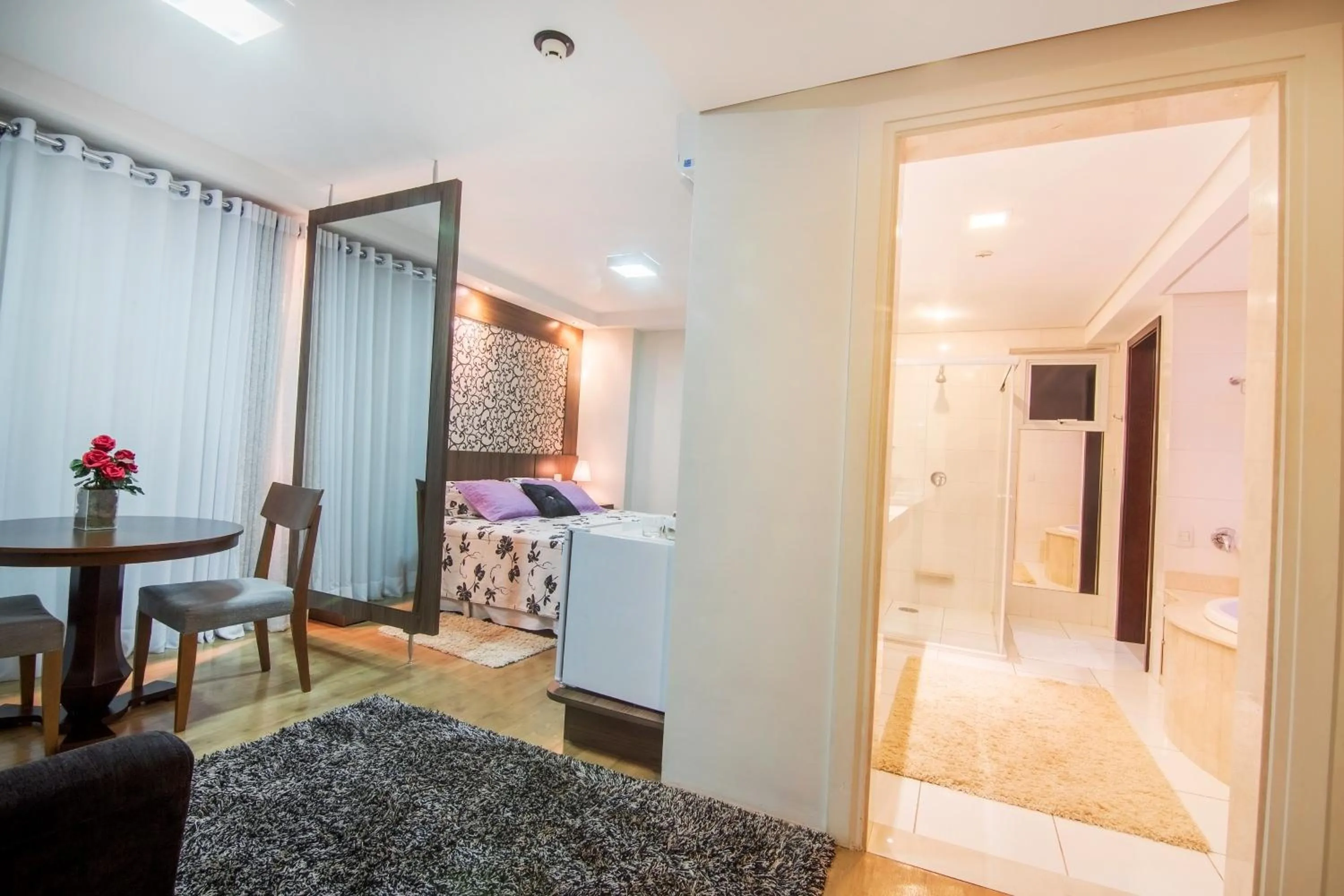 Living room, Bed in JR Hotel Ribeirão Preto