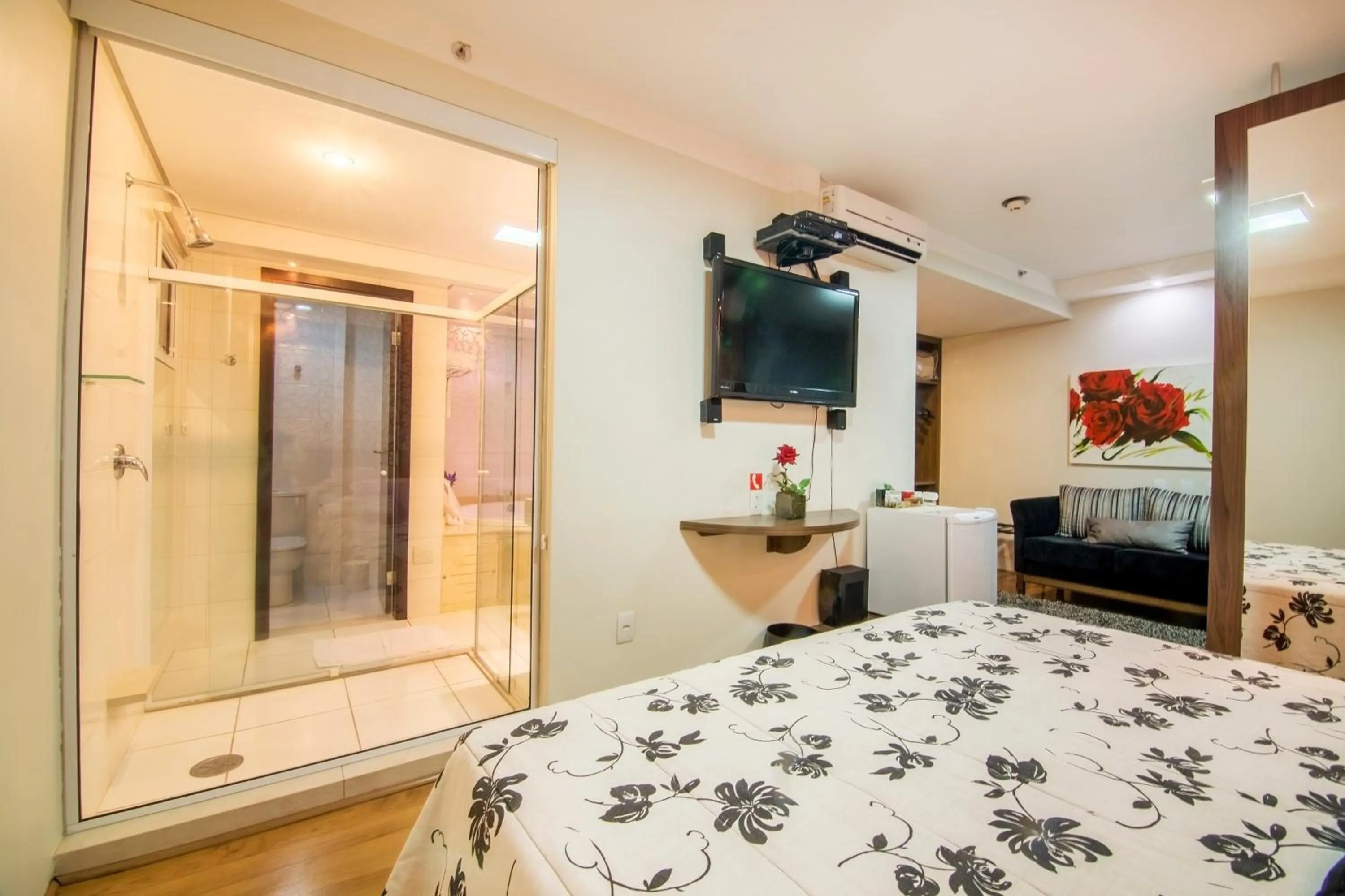 Shower, Bed in JR Hotel Ribeirão Preto