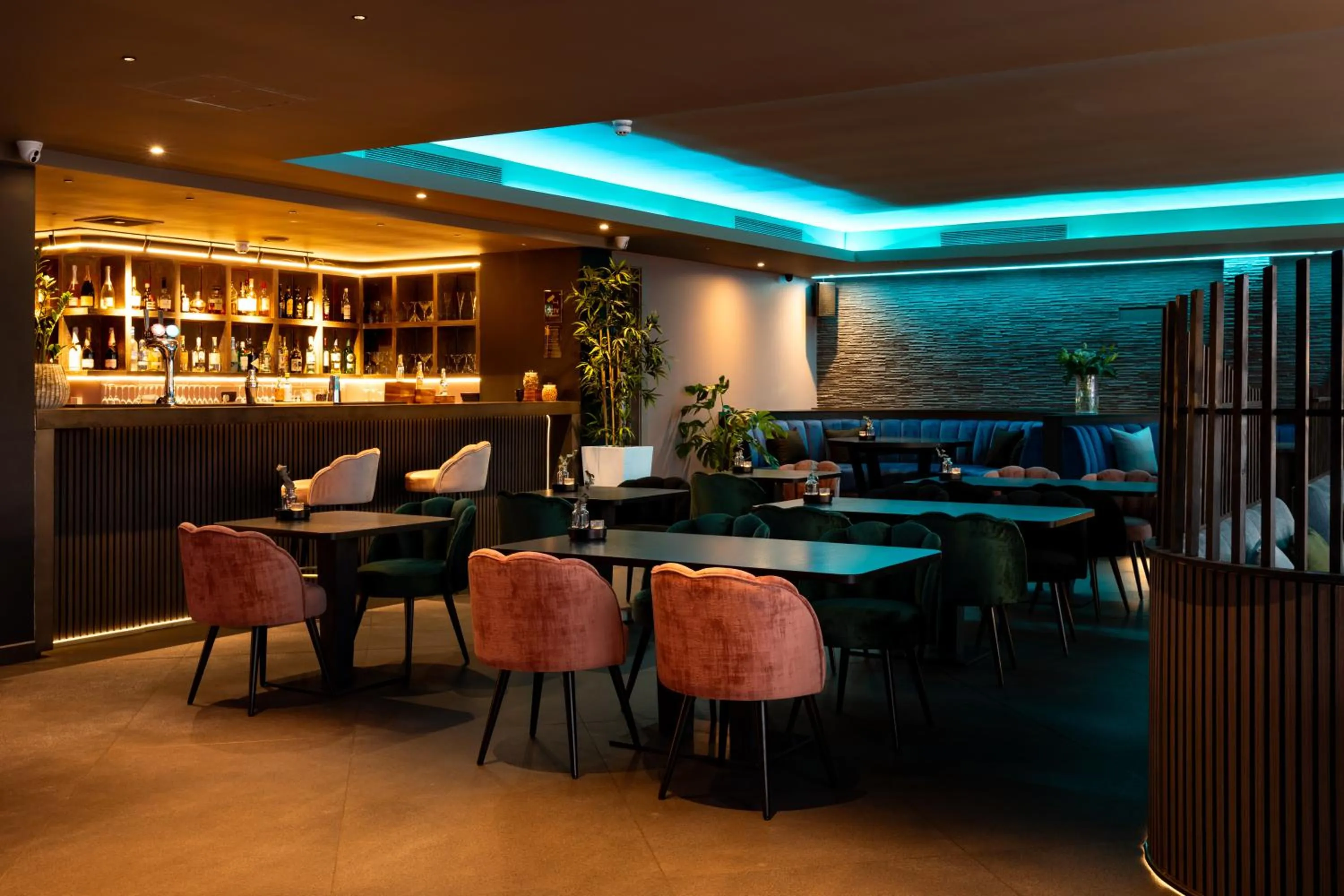 Restaurant/places to eat in Hotel Xanadu