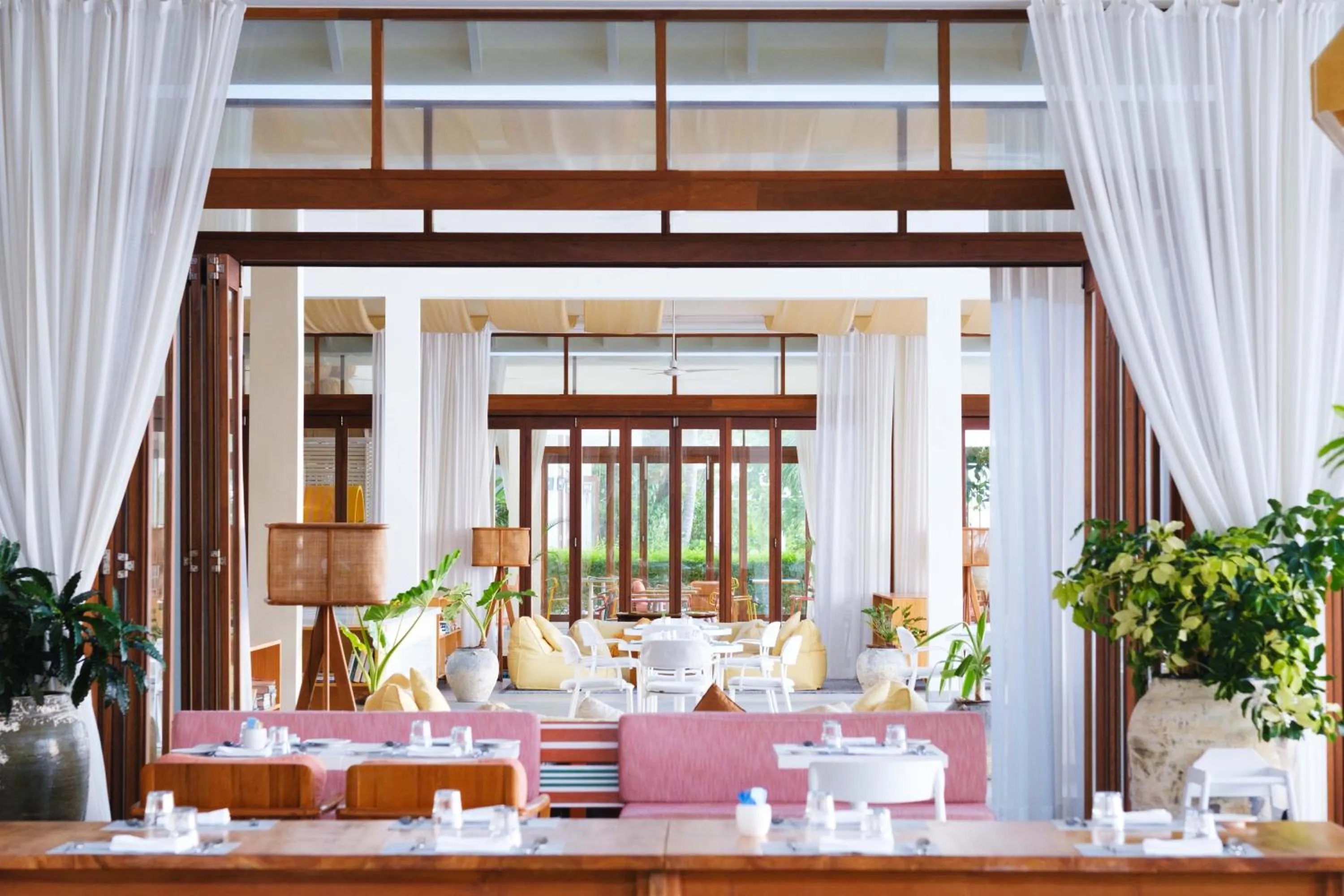 Restaurant/places to eat in The Standard, Huruvalhi Maldives