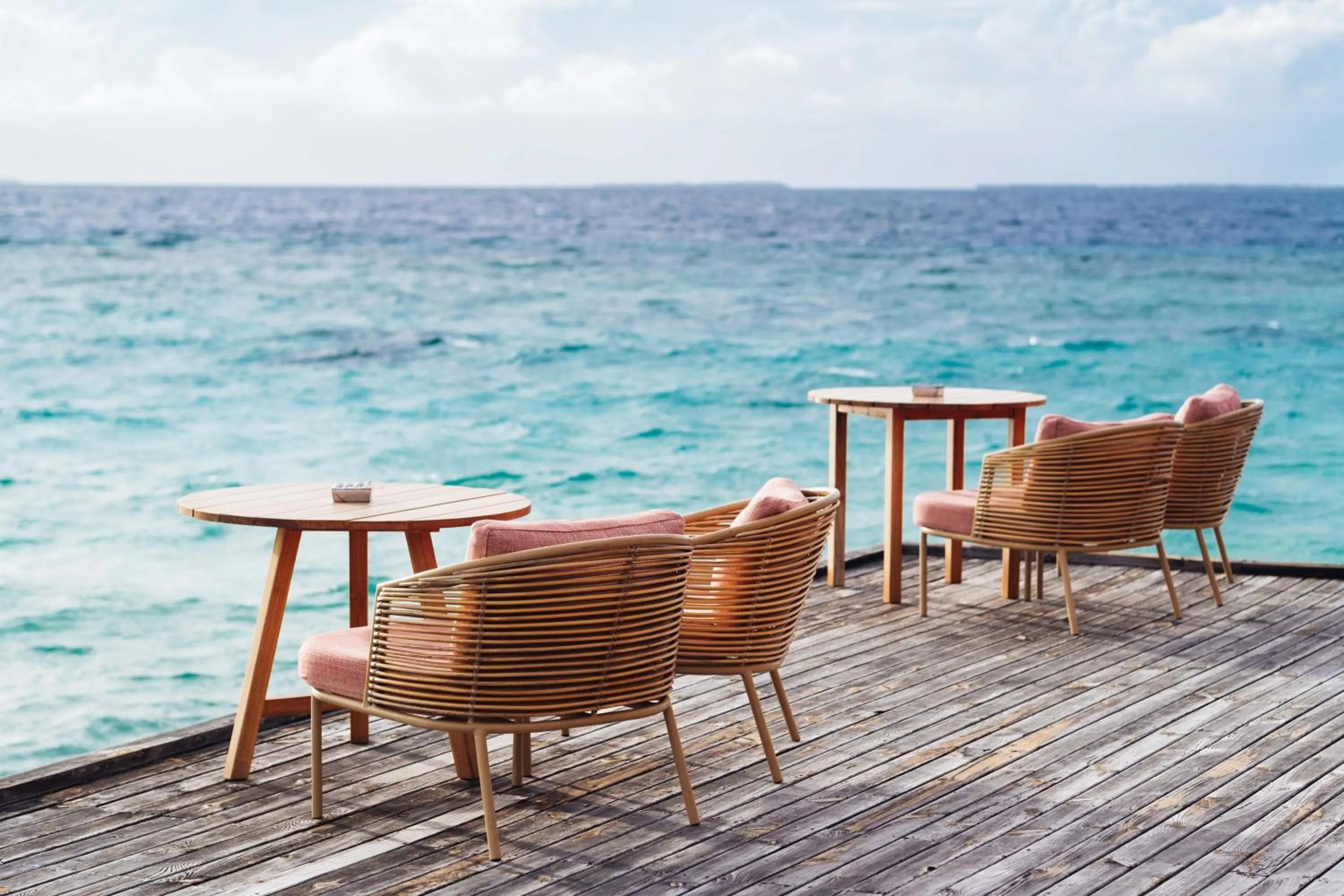 Lounge or bar in The Standard, Huruvalhi Maldives