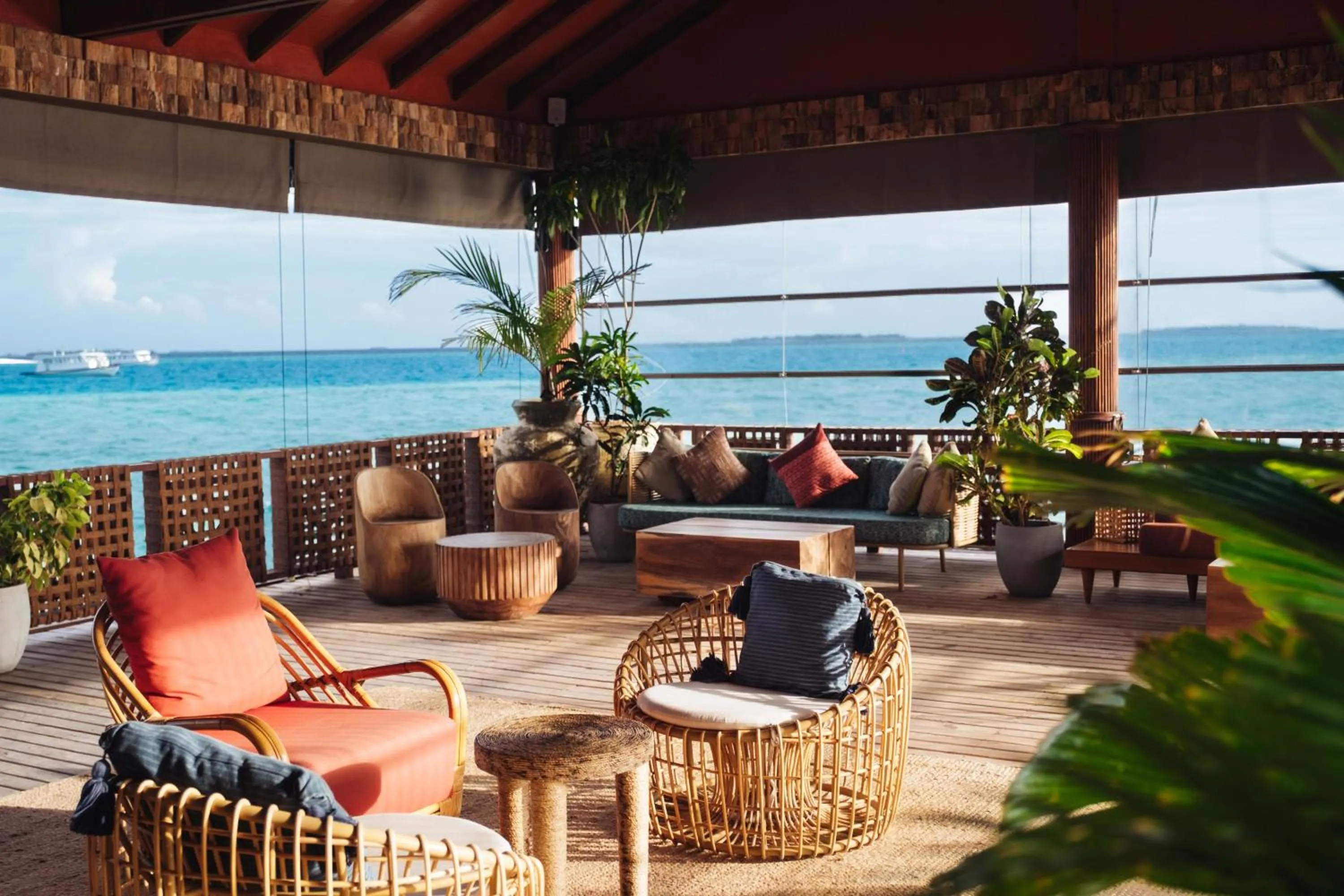 Lounge or bar in The Standard, Huruvalhi Maldives