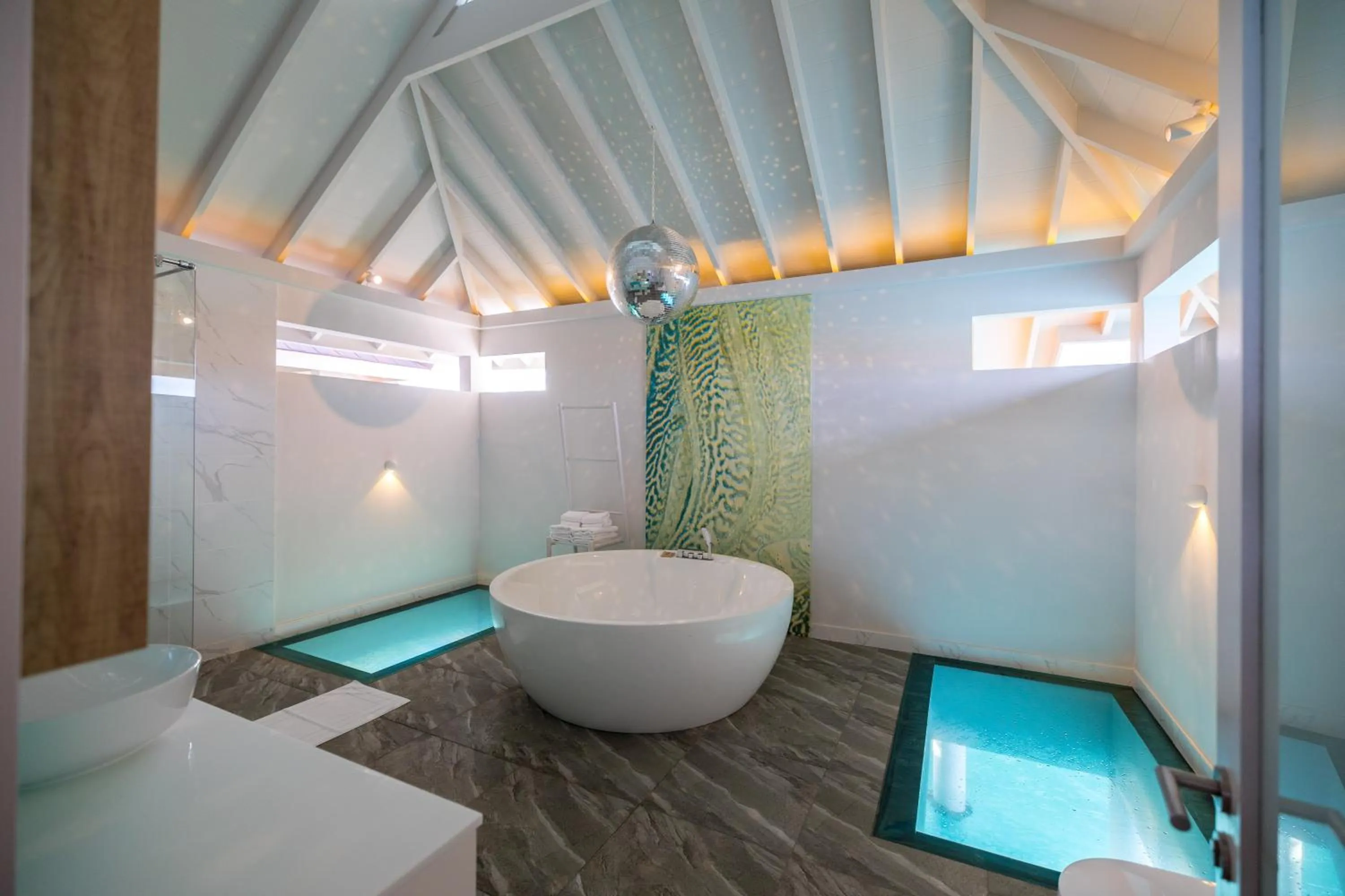 Bathroom in The Standard, Huruvalhi Maldives