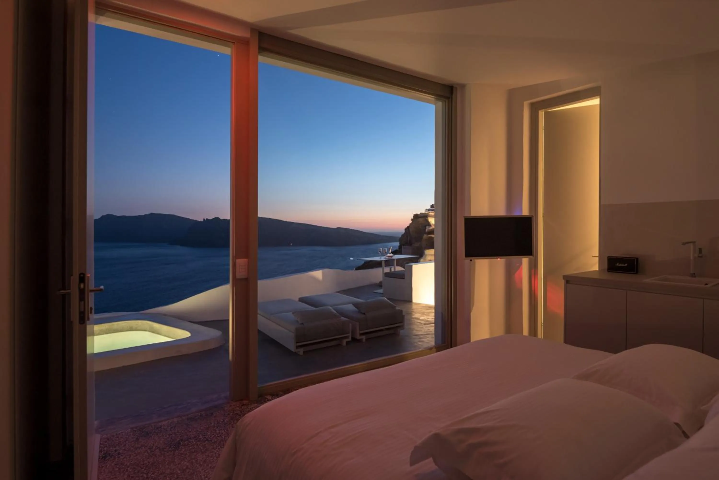 Sea view, Bed in Echoes Luxury Suites