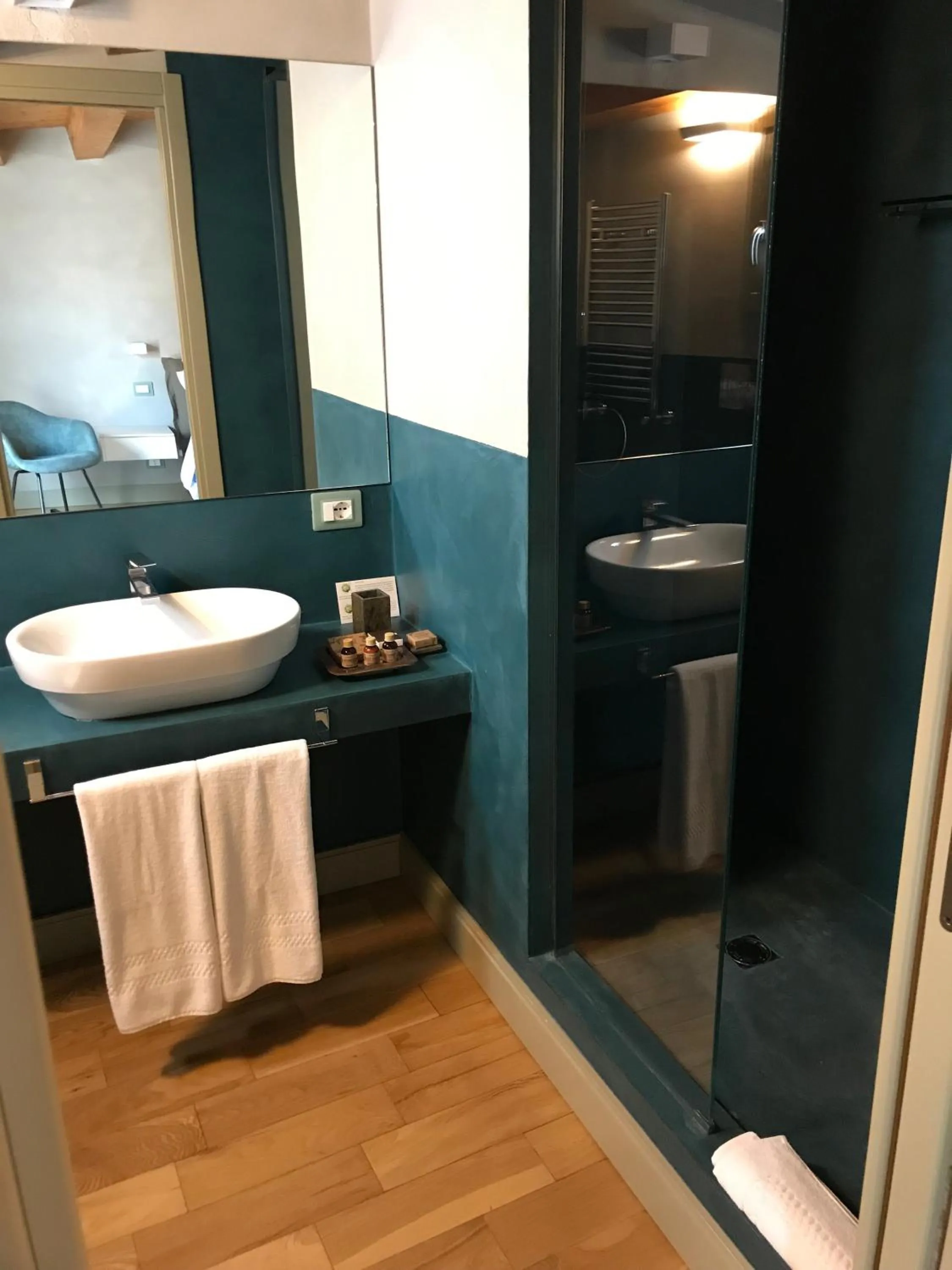 Shower in Cantine De Gregorio Suites