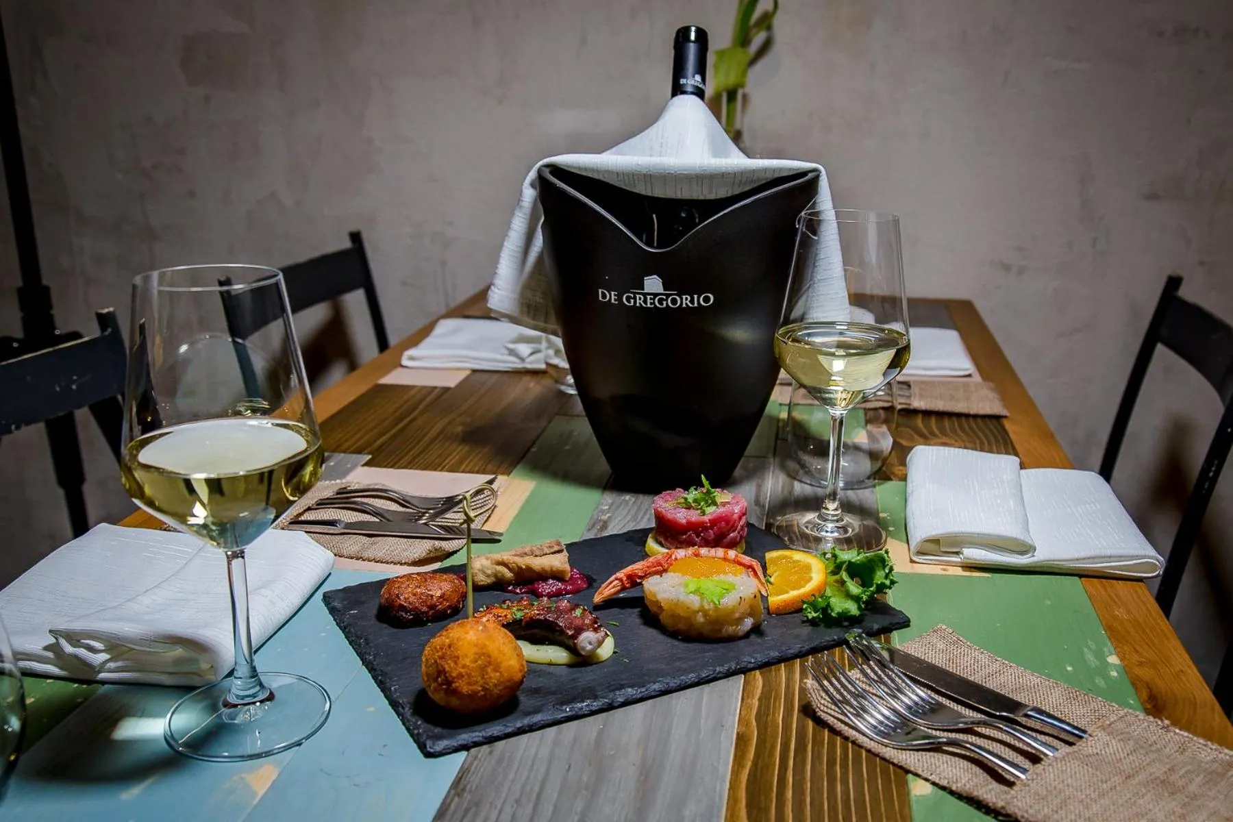 Restaurant/places to eat in Cantine De Gregorio Suites