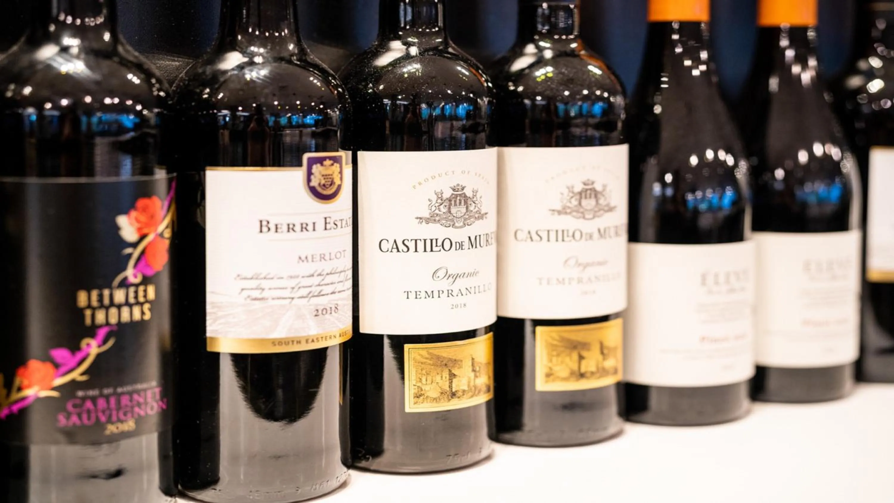 Lounge or bar in Holiday Inn London Luton Airport by IHG