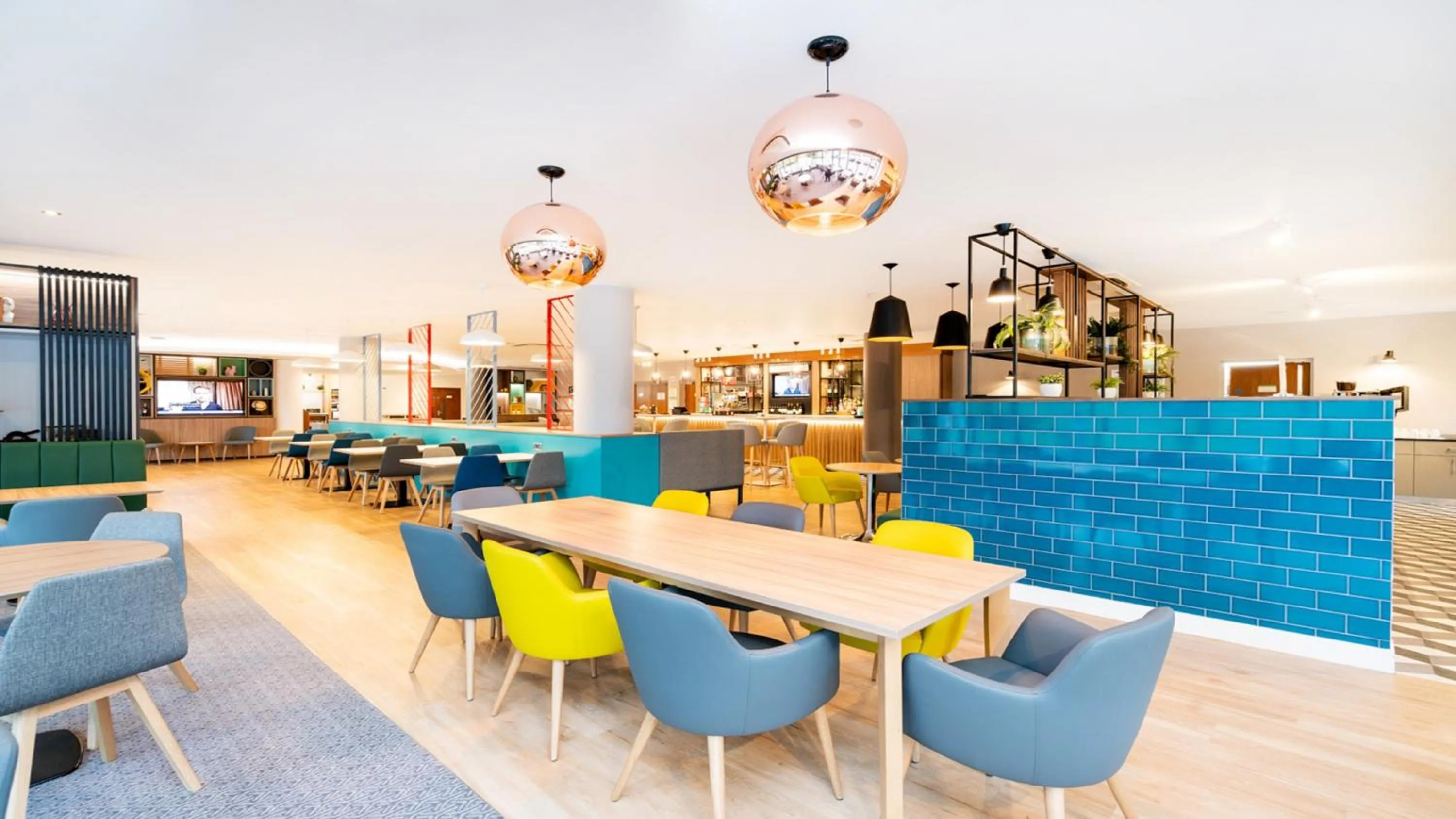 Restaurant/places to eat in Holiday Inn London Luton Airport by IHG