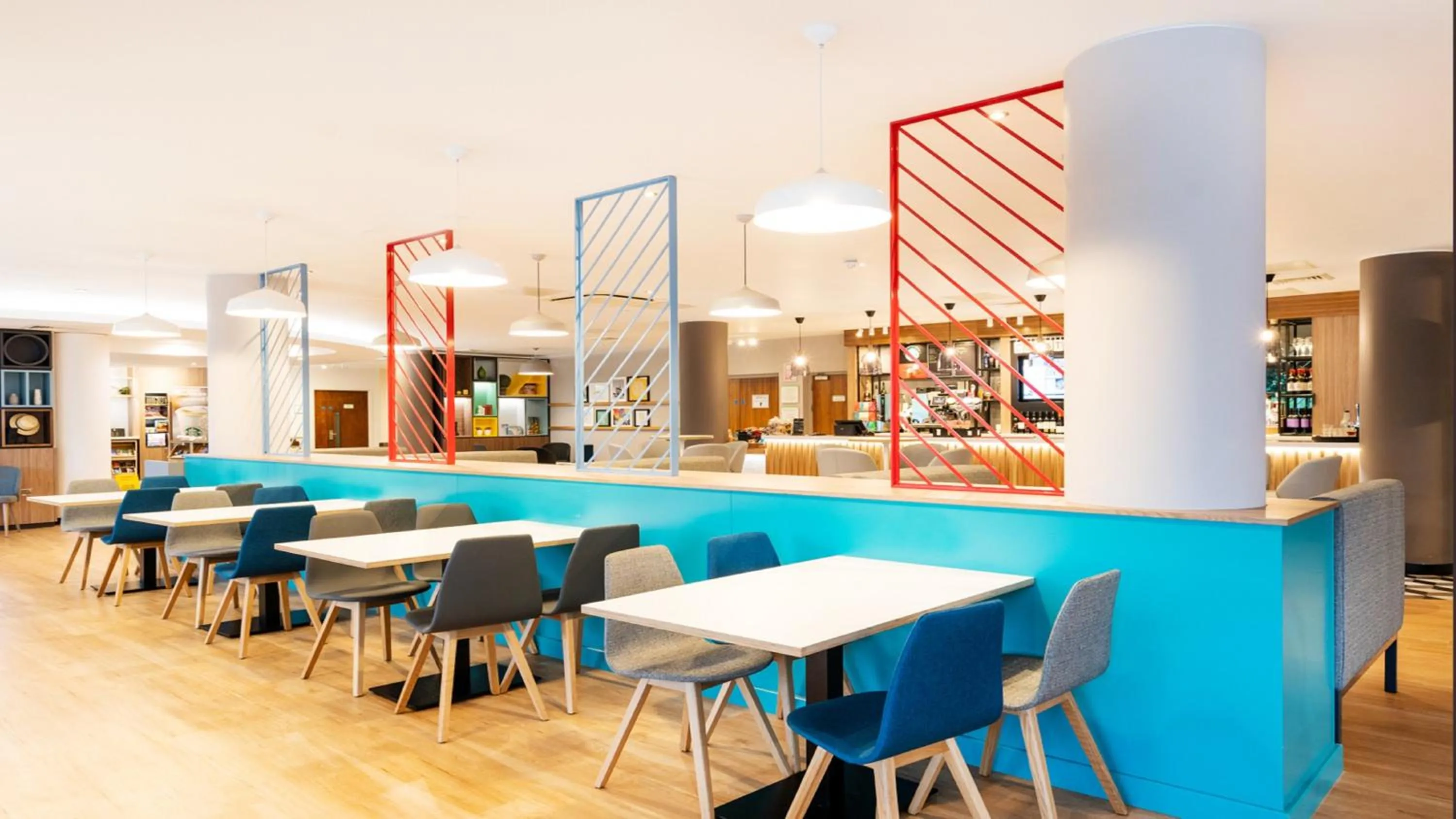 Lounge or bar in Holiday Inn London Luton Airport by IHG