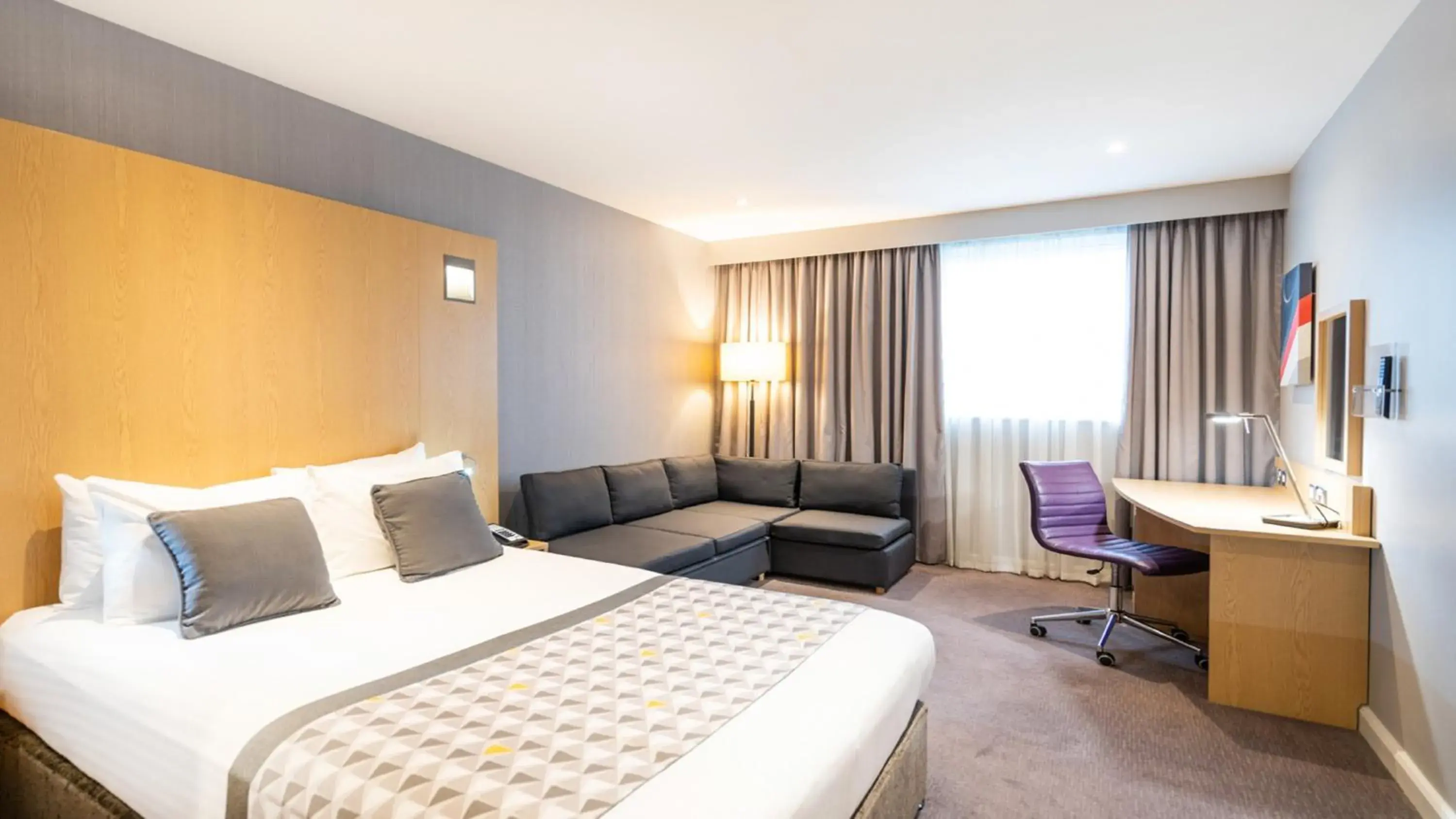 Standard Double Room with Sofa Bed in Holiday Inn London Luton Airport by IHG Standard Double Room with Sofa Bed in Holiday Inn London Luton Airport by IHG