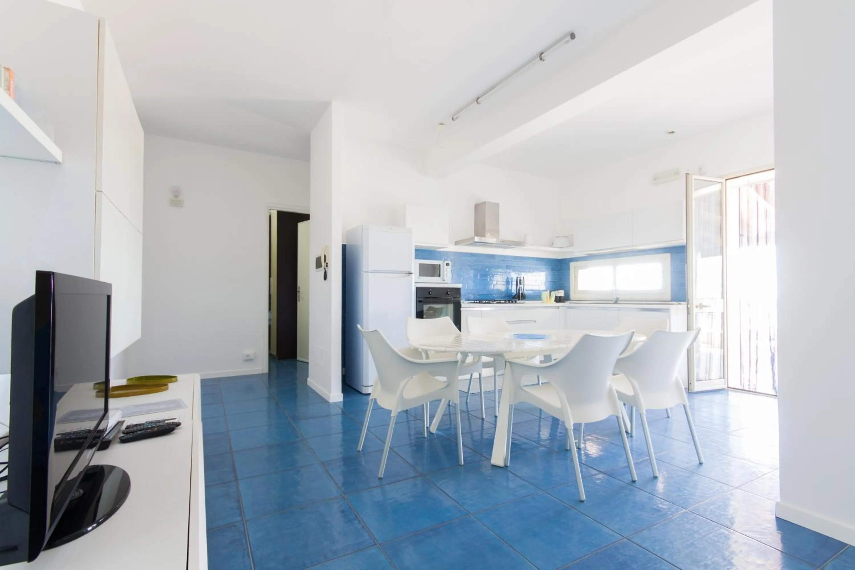 Kitchen or kitchenette in Amira Beach Villa by Le Dhome Sicily