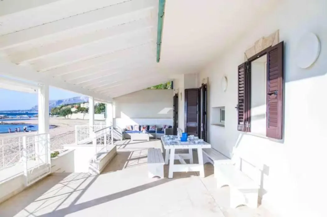 Amira Beach Villa by Le Dhome Sicily