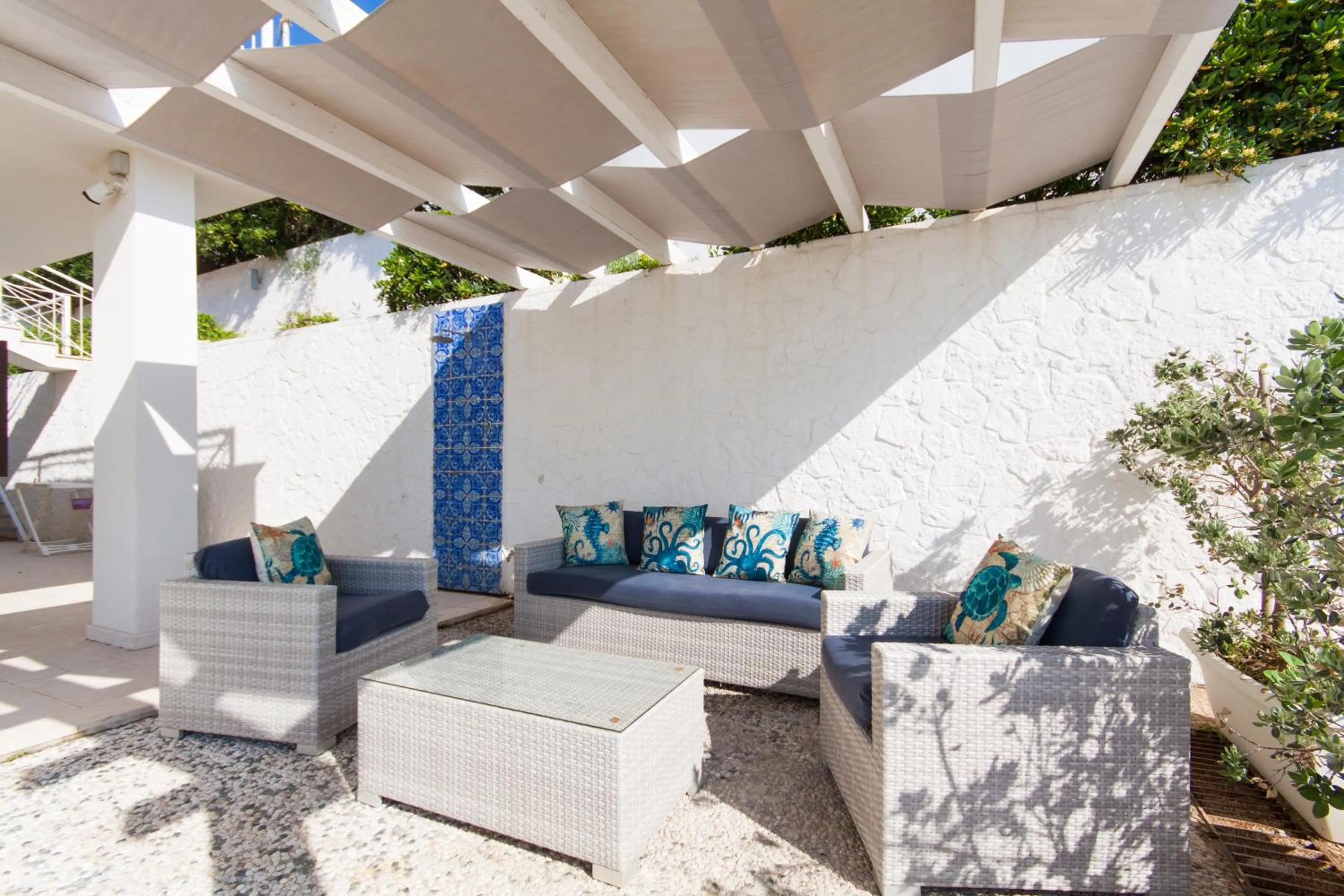 Facade/entrance in Amira Beach Villa by Le Dhome Sicily