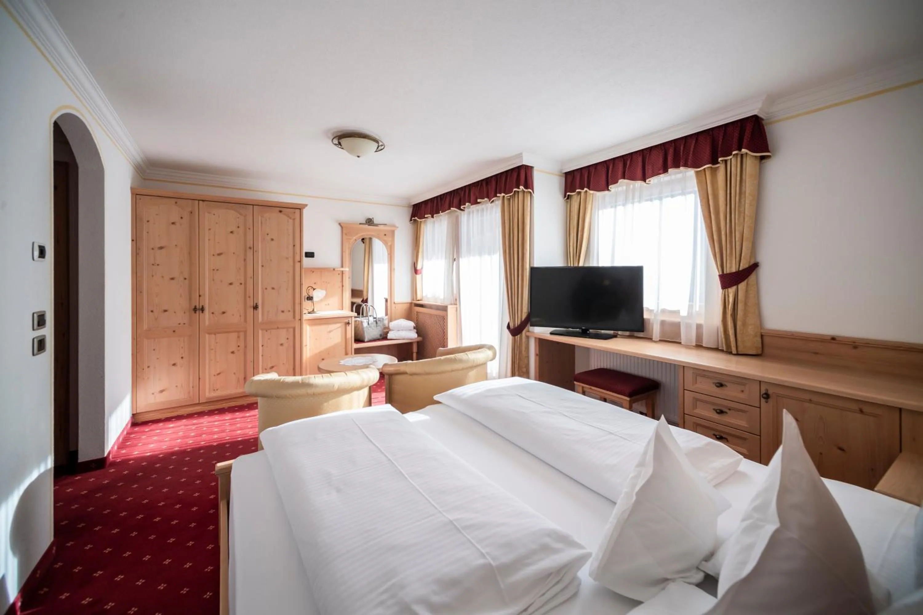 Photo of the whole room, Bed in Plan Murin - Authentic Dolomites Hotel