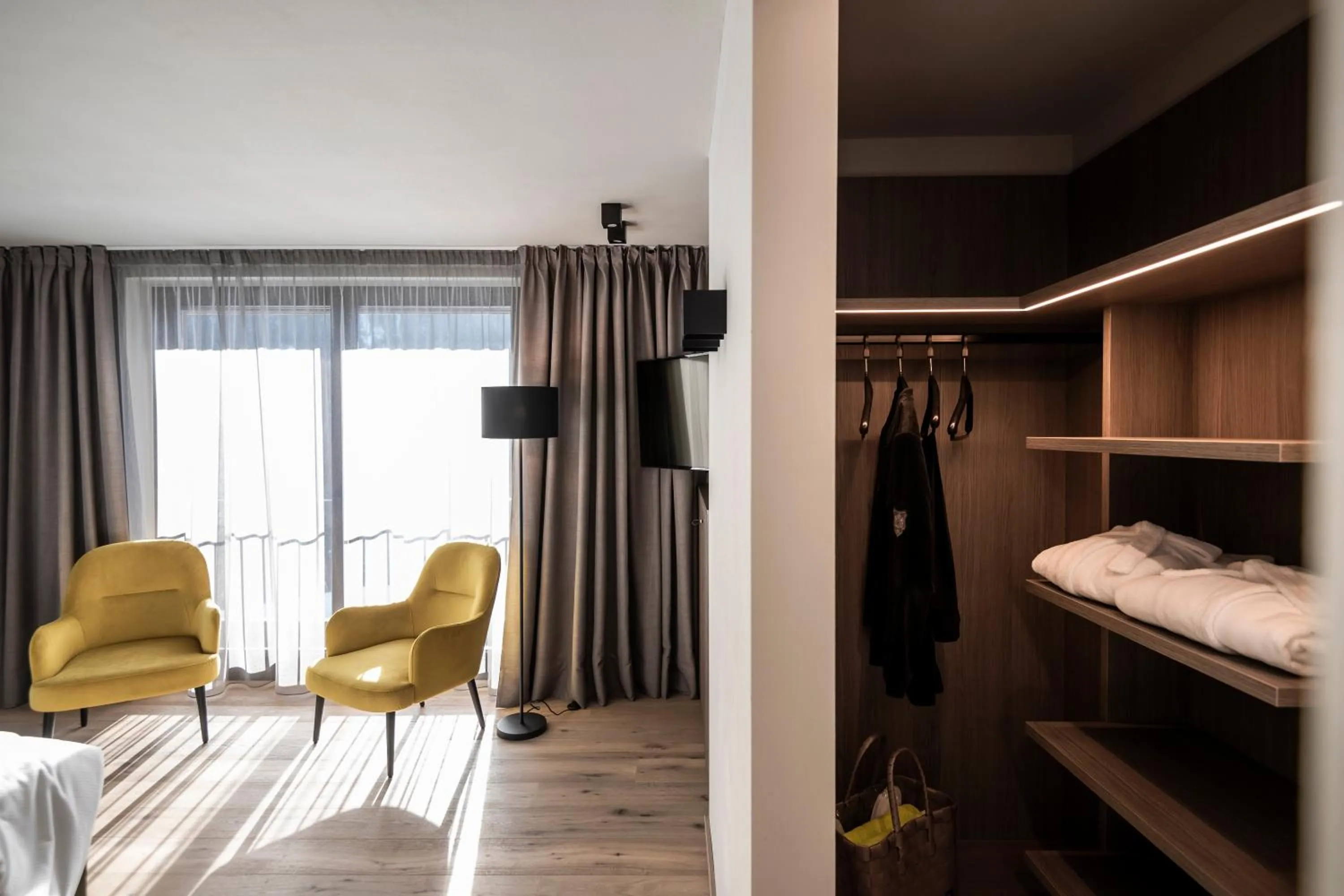 Seating area, Bed in Plan Murin - Authentic Dolomites Hotel