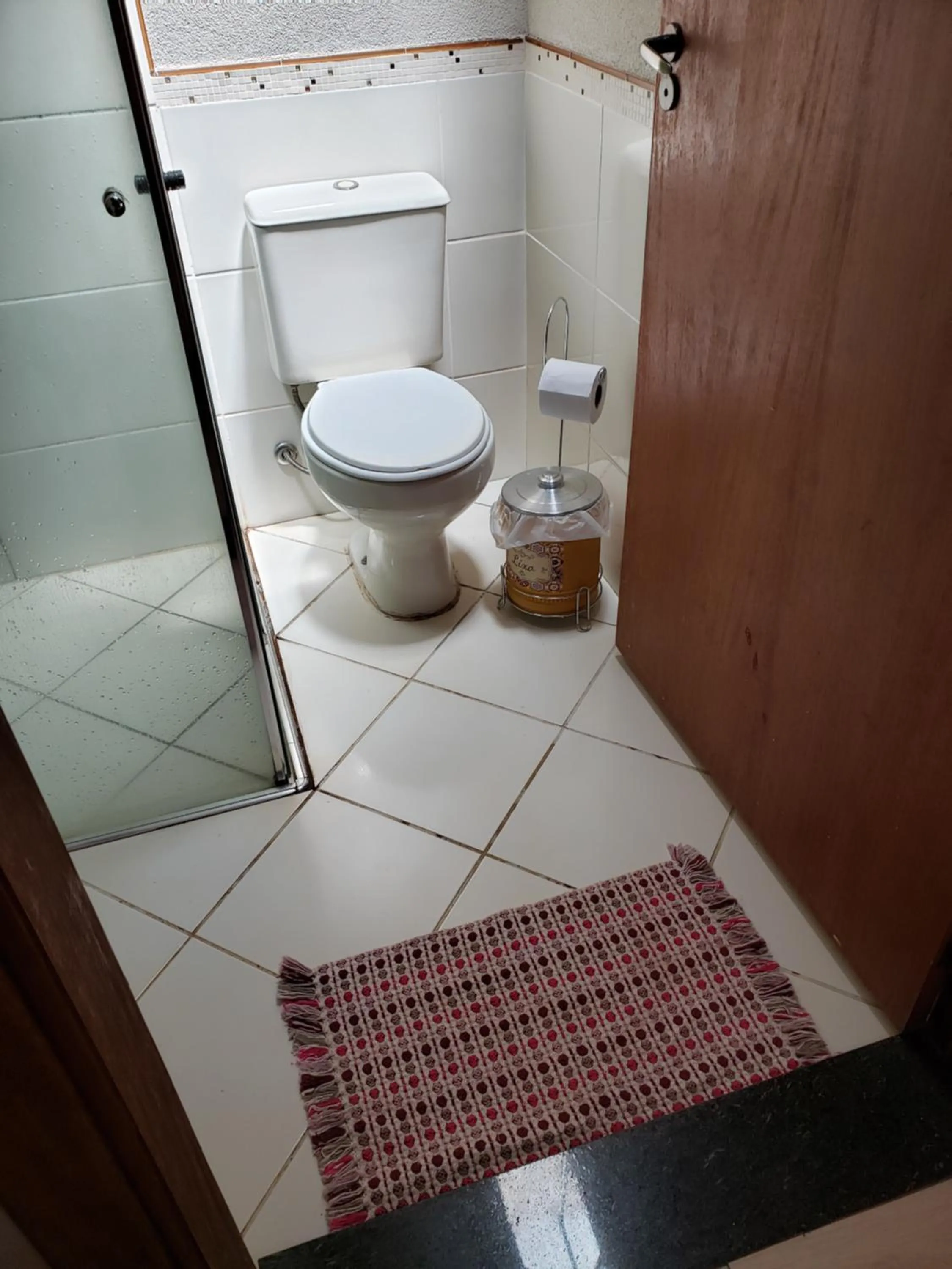 Toilet in Hotel Pousada Chalé das Flores