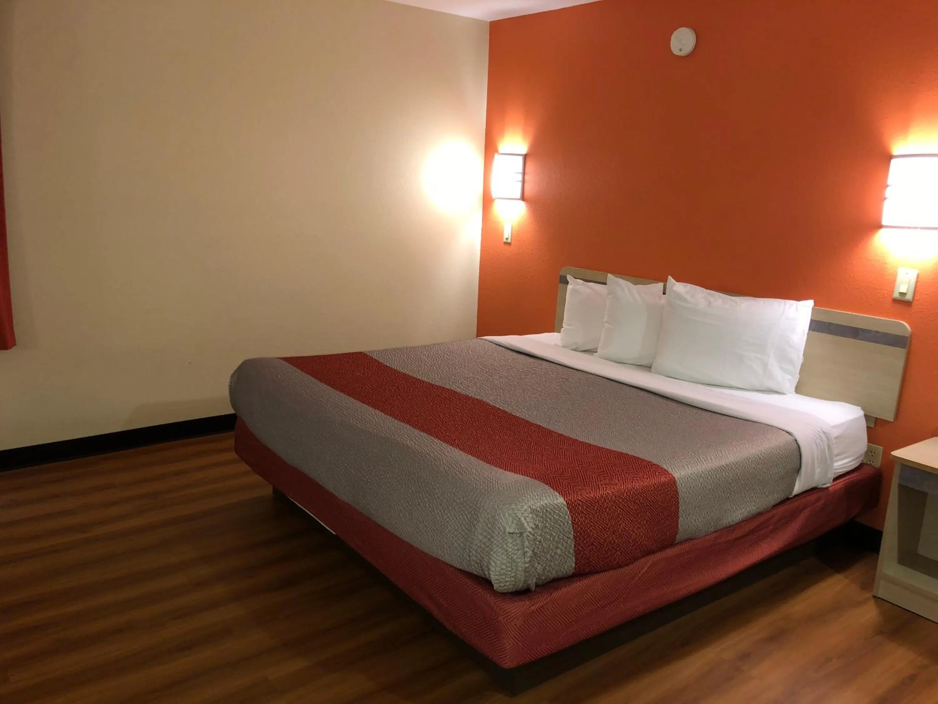 Bedroom, Bed in Motel 6-Urbana, IL