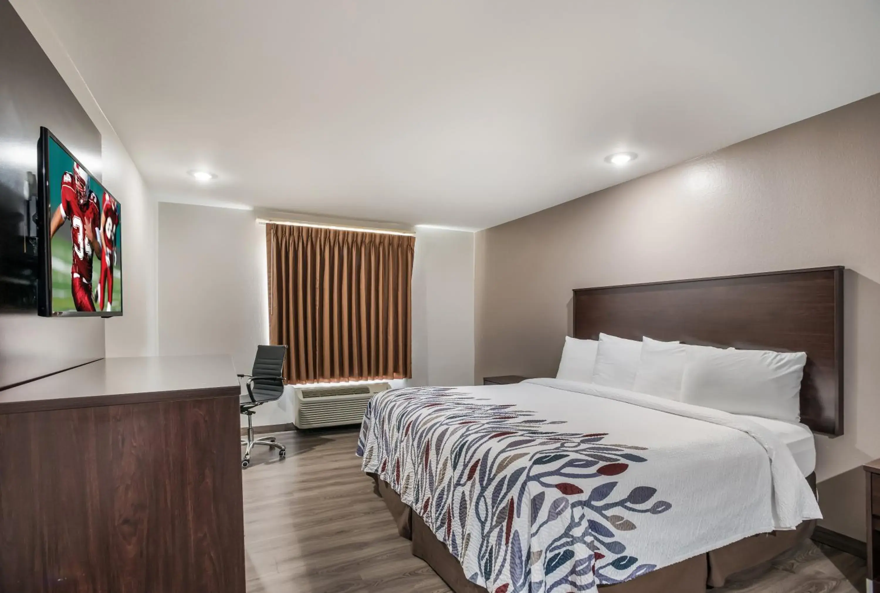 Deluxe King Room Non-Smoking in Red Roof Inn & Suites Lake Charles Deluxe King Room Non-Smoking in Red Roof Inn & Suites Lake Charles