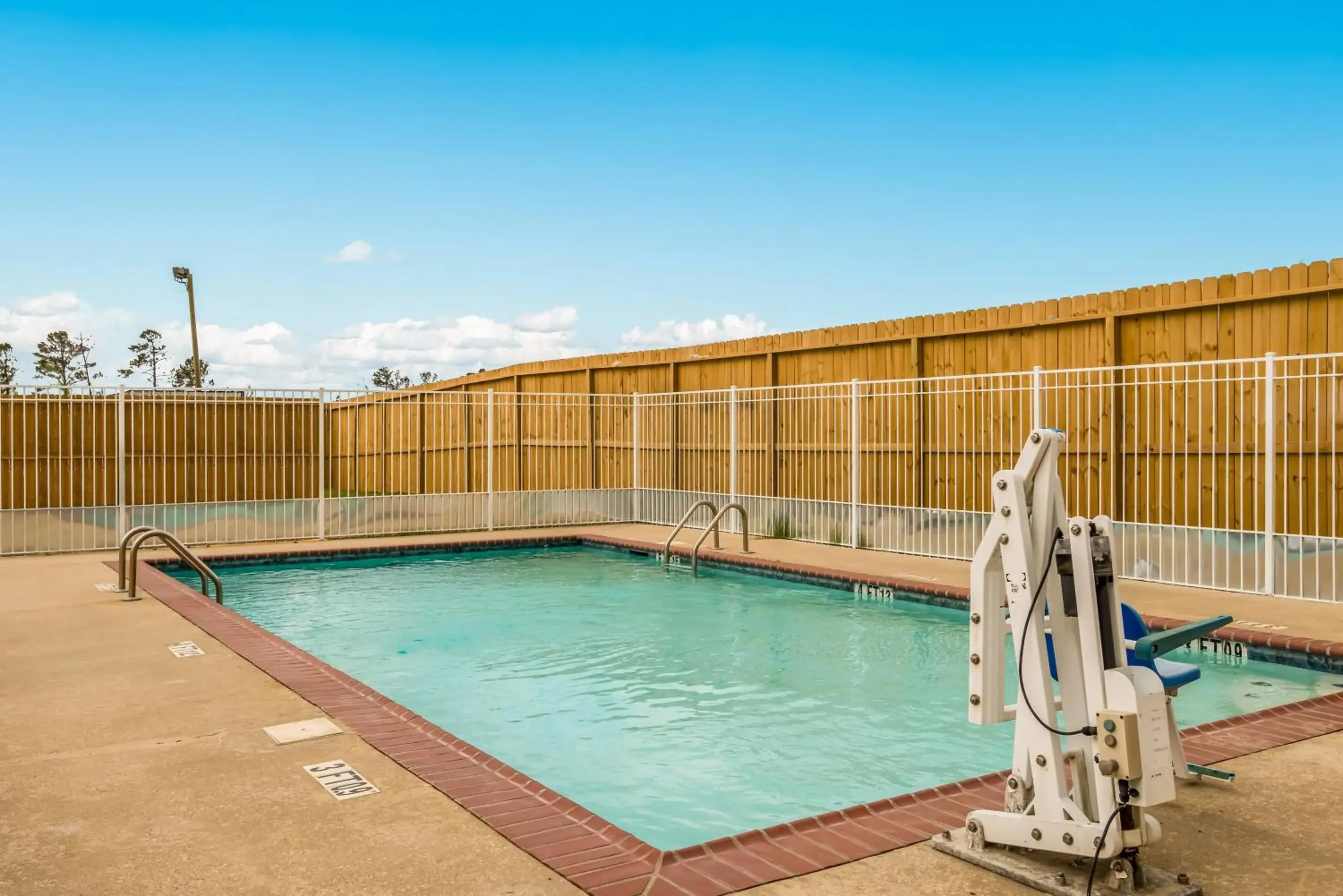 Swimming pool in Red Roof Inn & Suites Lake Charles Swimming pool in Red Roof Inn & Suites Lake Charles