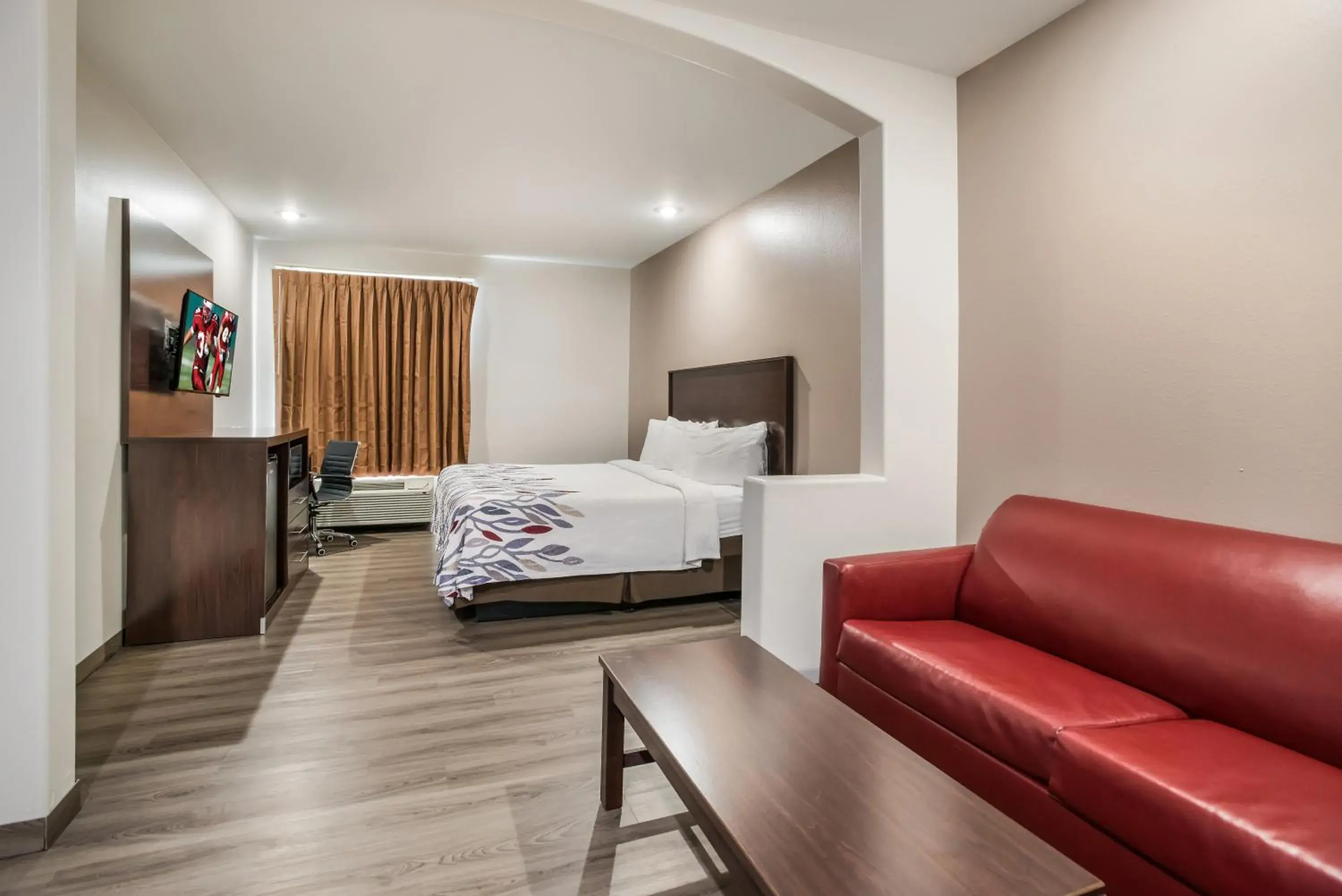 Suite King Non-Smoking in Red Roof Inn & Suites Lake Charles Suite King Non-Smoking in Red Roof Inn & Suites Lake Charles